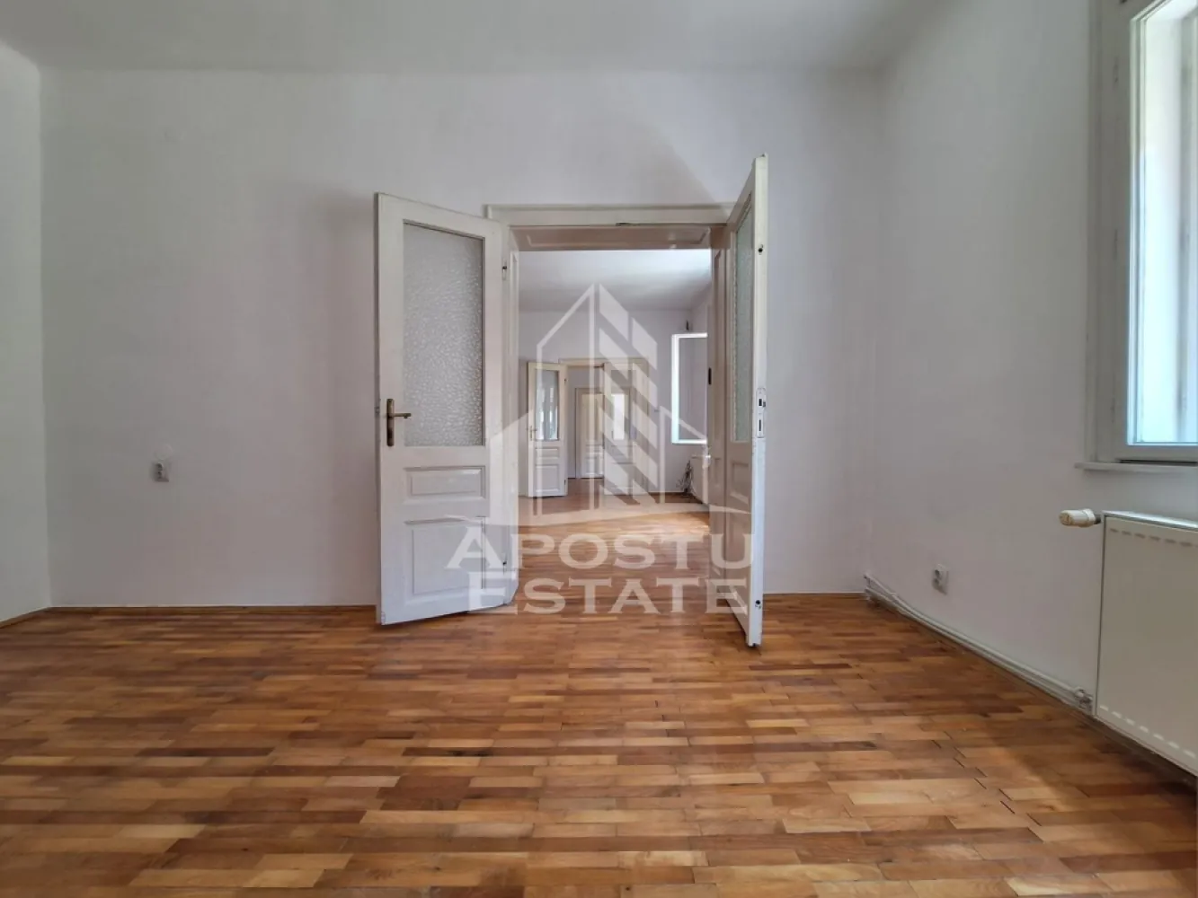 Spatiu de birou sau apartament cu 3 camere, 85 mp utili, Boul Rosu - Apostu Estate va propune spre inchiriere un spațiu de birou sau un apartament de locuit situat într-o zonă excelentă a orașului, această proprietate din zona Boul Roșu este alegerea ideală! 
Cu o suprafață utilă de 85 mp, spațiul dispune de 3 camere generoase, luminoase și bine compartimentate, perfecte pentru activități de birou, showroom sau alte funcțiuni comerciale.

Imobilul este situat într-o curte interioară liniștită, oferind intimitate și un cadru plăcut de lucru. 
Pe lângă spațiul principal, chiriașii au la dispoziție, la cerere, și o mansardă practică, precum și o pivniță – ideale pentru depozitare sau extinderea activității.

Locația este una dintre cele mai căutate din oraș – în apropiere se află magazine, bănci, școli, precum și malul Mureșului, perfect pentru pauze de relaxare sau întâlniri în aer liber.

Detalii principale:

85 mp utili

3 camere spațioase și luminoase

Mansardă și pivniță disponibile

Situat într-o curte interioară

Zonă centrală – Boul Roșu

Acces facil către puncte de interes

Ideal pentru: firme, cabinete, agenții, ateliere creative, showroom-uri sau activități comerciale diverse.

Pentru mai multe informații sau programarea unei vizionări, nu ezitați să ne contactați!

ID CP2564719