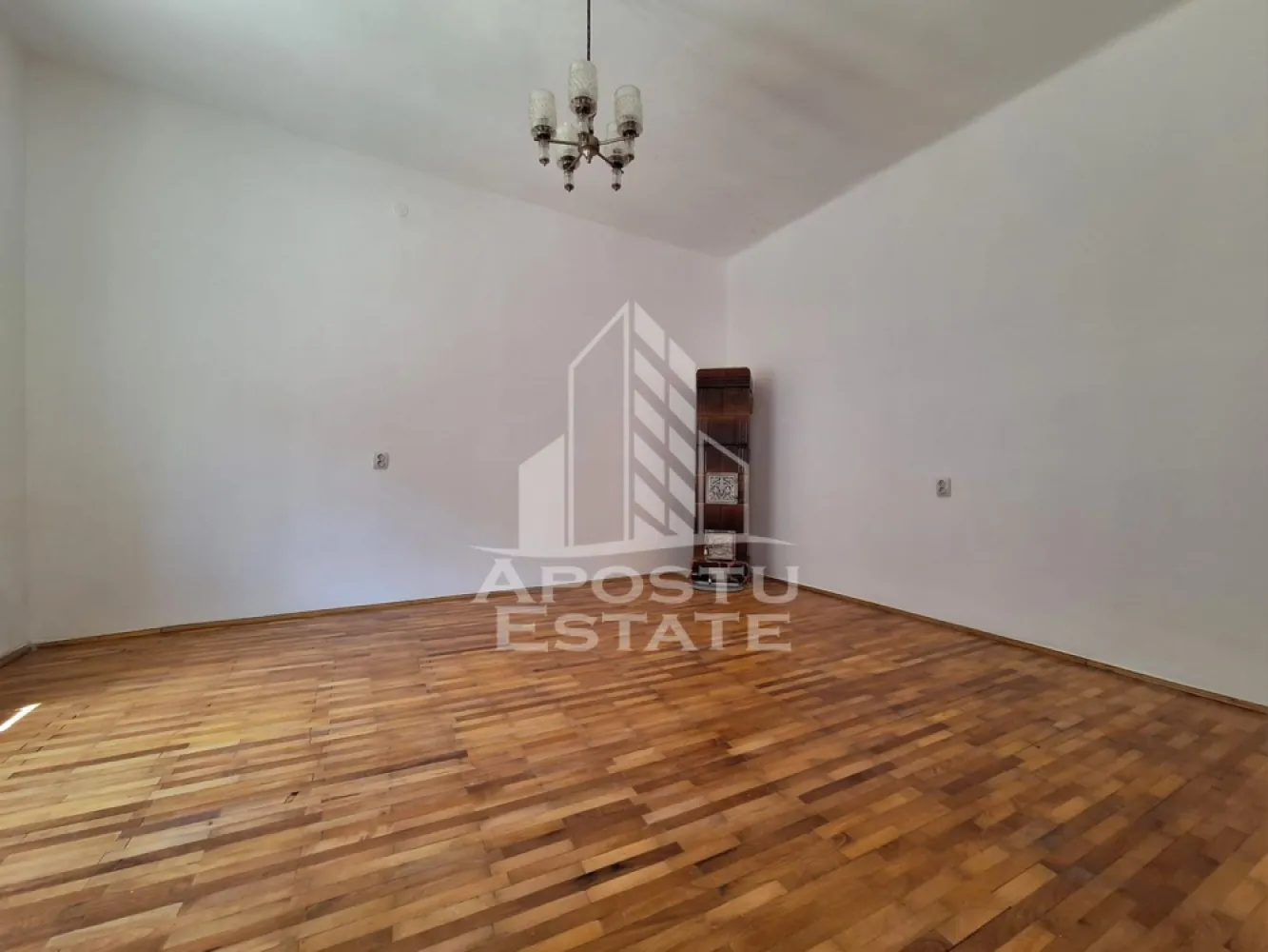 Spatiu de birou sau apartament cu 3 camere, 85 mp utili, Boul Rosu - Apostu Estate va propune spre inchiriere un spațiu de birou sau un apartament de locuit situat într-o zonă excelentă a orașului, această proprietate din zona Boul Roșu este alegerea ideală! 
Cu o suprafață utilă de 85 mp, spațiul dispune de 3 camere generoase, luminoase și bine compartimentate, perfecte pentru activități de birou, showroom sau alte funcțiuni comerciale.

Imobilul este situat într-o curte interioară liniștită, oferind intimitate și un cadru plăcut de lucru. 
Pe lângă spațiul principal, chiriașii au la dispoziție, la cerere, și o mansardă practică, precum și o pivniță – ideale pentru depozitare sau extinderea activității.

Locația este una dintre cele mai căutate din oraș – în apropiere se află magazine, bănci, școli, precum și malul Mureșului, perfect pentru pauze de relaxare sau întâlniri în aer liber.

Detalii principale:

85 mp utili

3 camere spațioase și luminoase

Mansardă și pivniță disponibile

Situat într-o curte interioară

Zonă centrală – Boul Roșu

Acces facil către puncte de interes

Ideal pentru: firme, cabinete, agenții, ateliere creative, showroom-uri sau activități comerciale diverse.

Pentru mai multe informații sau programarea unei vizionări, nu ezitați să ne contactați!

ID CP2564719