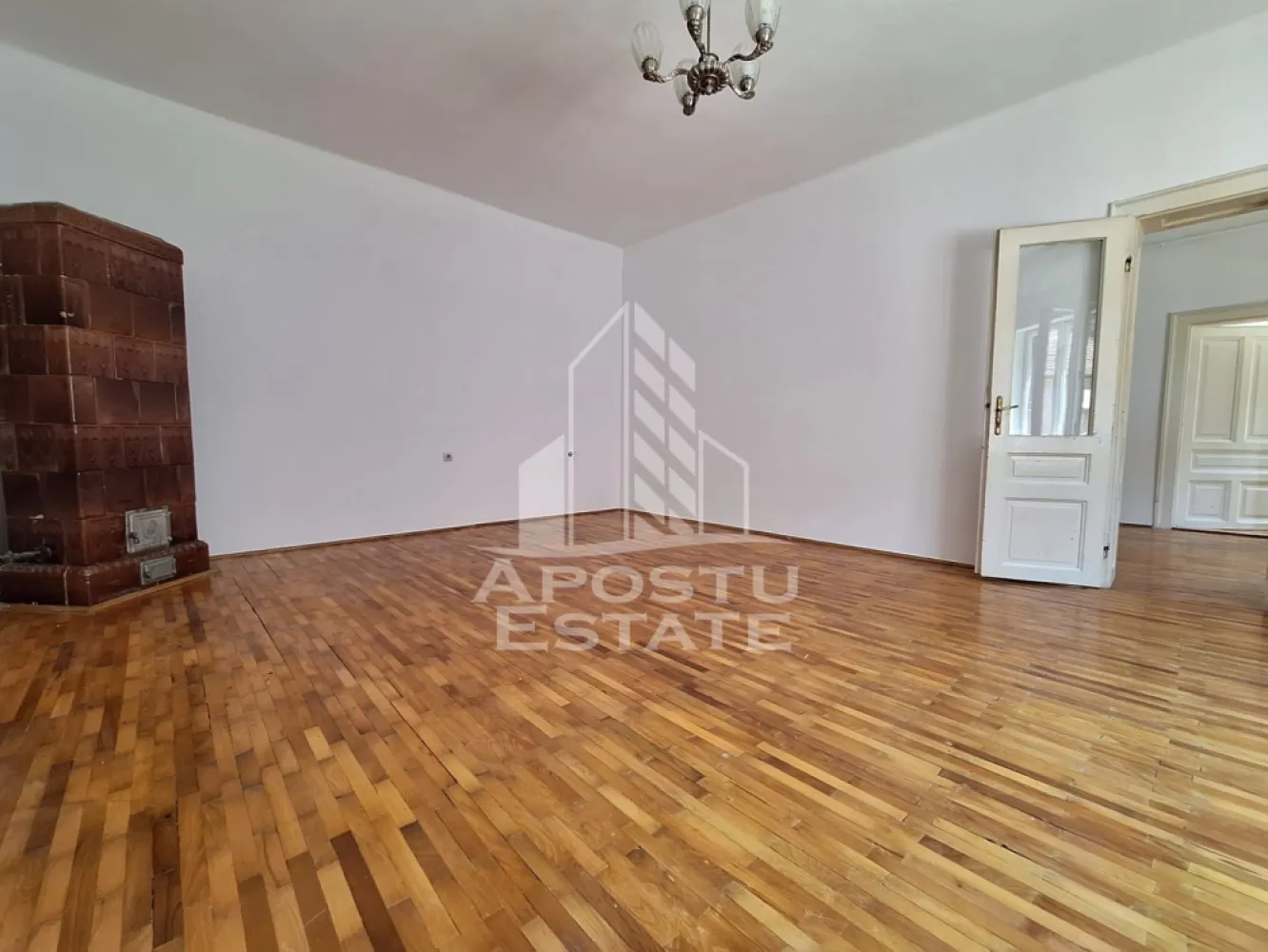 Spatiu de birou sau apartament cu 3 camere, 85 mp utili, Boul Rosu - Apostu Estate va propune spre inchiriere un spațiu de birou sau un apartament de locuit situat într-o zonă excelentă a orașului, această proprietate din zona Boul Roșu este alegerea ideală! 
Cu o suprafață utilă de 85 mp, spațiul dispune de 3 camere generoase, luminoase și bine compartimentate, perfecte pentru activități de birou, showroom sau alte funcțiuni comerciale.

Imobilul este situat într-o curte interioară liniștită, oferind intimitate și un cadru plăcut de lucru. 
Pe lângă spațiul principal, chiriașii au la dispoziție, la cerere, și o mansardă practică, precum și o pivniță – ideale pentru depozitare sau extinderea activității.

Locația este una dintre cele mai căutate din oraș – în apropiere se află magazine, bănci, școli, precum și malul Mureșului, perfect pentru pauze de relaxare sau întâlniri în aer liber.

Detalii principale:

85 mp utili

3 camere spațioase și luminoase

Mansardă și pivniță disponibile

Situat într-o curte interioară

Zonă centrală – Boul Roșu

Acces facil către puncte de interes

Ideal pentru: firme, cabinete, agenții, ateliere creative, showroom-uri sau activități comerciale diverse.

Pentru mai multe informații sau programarea unei vizionări, nu ezitați să ne contactați!

ID CP2564719