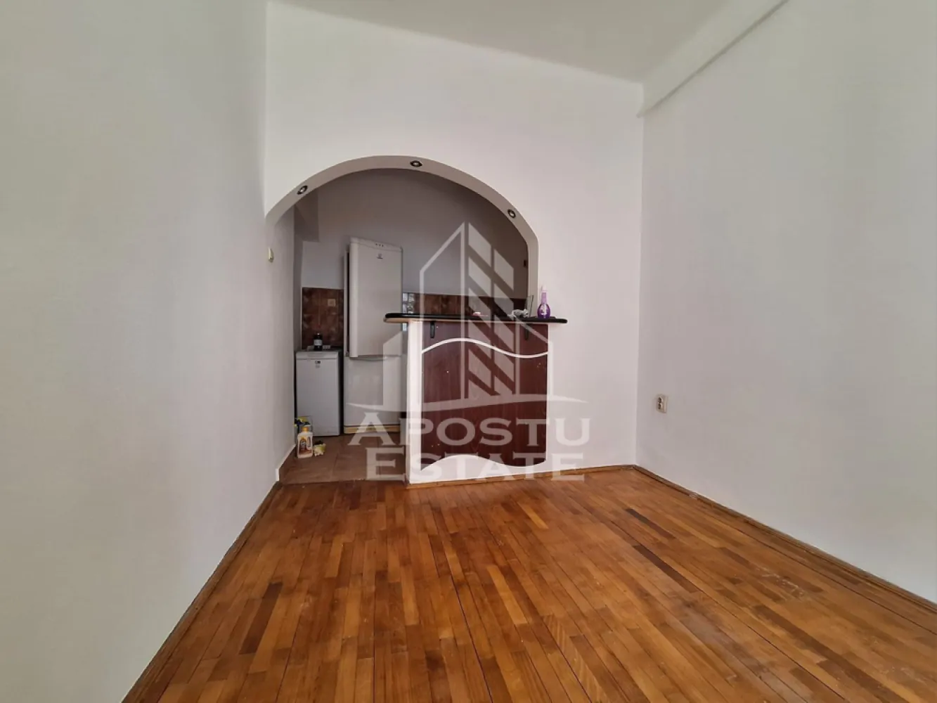 Spatiu de birou sau apartament cu 3 camere, 85 mp utili, Boul Rosu - Apostu Estate va propune spre inchiriere un spațiu de birou sau un apartament de locuit situat într-o zonă excelentă a orașului, această proprietate din zona Boul Roșu este alegerea ideală! 
Cu o suprafață utilă de 85 mp, spațiul dispune de 3 camere generoase, luminoase și bine compartimentate, perfecte pentru activități de birou, showroom sau alte funcțiuni comerciale.

Imobilul este situat într-o curte interioară liniștită, oferind intimitate și un cadru plăcut de lucru. 
Pe lângă spațiul principal, chiriașii au la dispoziție, la cerere, și o mansardă practică, precum și o pivniță – ideale pentru depozitare sau extinderea activității.

Locația este una dintre cele mai căutate din oraș – în apropiere se află magazine, bănci, școli, precum și malul Mureșului, perfect pentru pauze de relaxare sau întâlniri în aer liber.

Detalii principale:

85 mp utili

3 camere spațioase și luminoase

Mansardă și pivniță disponibile

Situat într-o curte interioară

Zonă centrală – Boul Roșu

Acces facil către puncte de interes

Ideal pentru: firme, cabinete, agenții, ateliere creative, showroom-uri sau activități comerciale diverse.

Pentru mai multe informații sau programarea unei vizionări, nu ezitați să ne contactați!

ID CP2564719