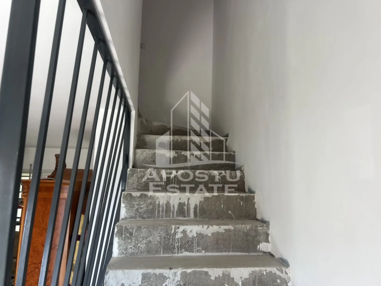 Duplex cu 3 camere P+E, in Sacalaz - Apostu Estate vă propune spre vânzare un duplex parțial finisat, situat în Săcălaz, într-o zonă liniștită, cu acces direct de la drum asfaltat, ideal pentru o familie care caută confort, spațiu și posibilitatea de personalizare.

 Detalii generale:
* Suprafață utilă: 63 mp
* Regim de înălțime: Parter + Etaj
* Suprafață teren: 257 mp
* Utilități: Apă, gaz, curent – branșamente finalizate
* Se vinde parțial finisat
* Se vinde cu tot ce este în interior.

 Compartimentare:
Parter:
* Living spațios cu bucătărie open-space
 * baie de servici
* 2 aparate de aer condiționat instalate

 Etaj:
* dormitoar 1
* dormitoru 2 cu iesire la balcon
* 1 baie cu cada 

Va asteptam la vizionare!
ID Intern: CP2564670!