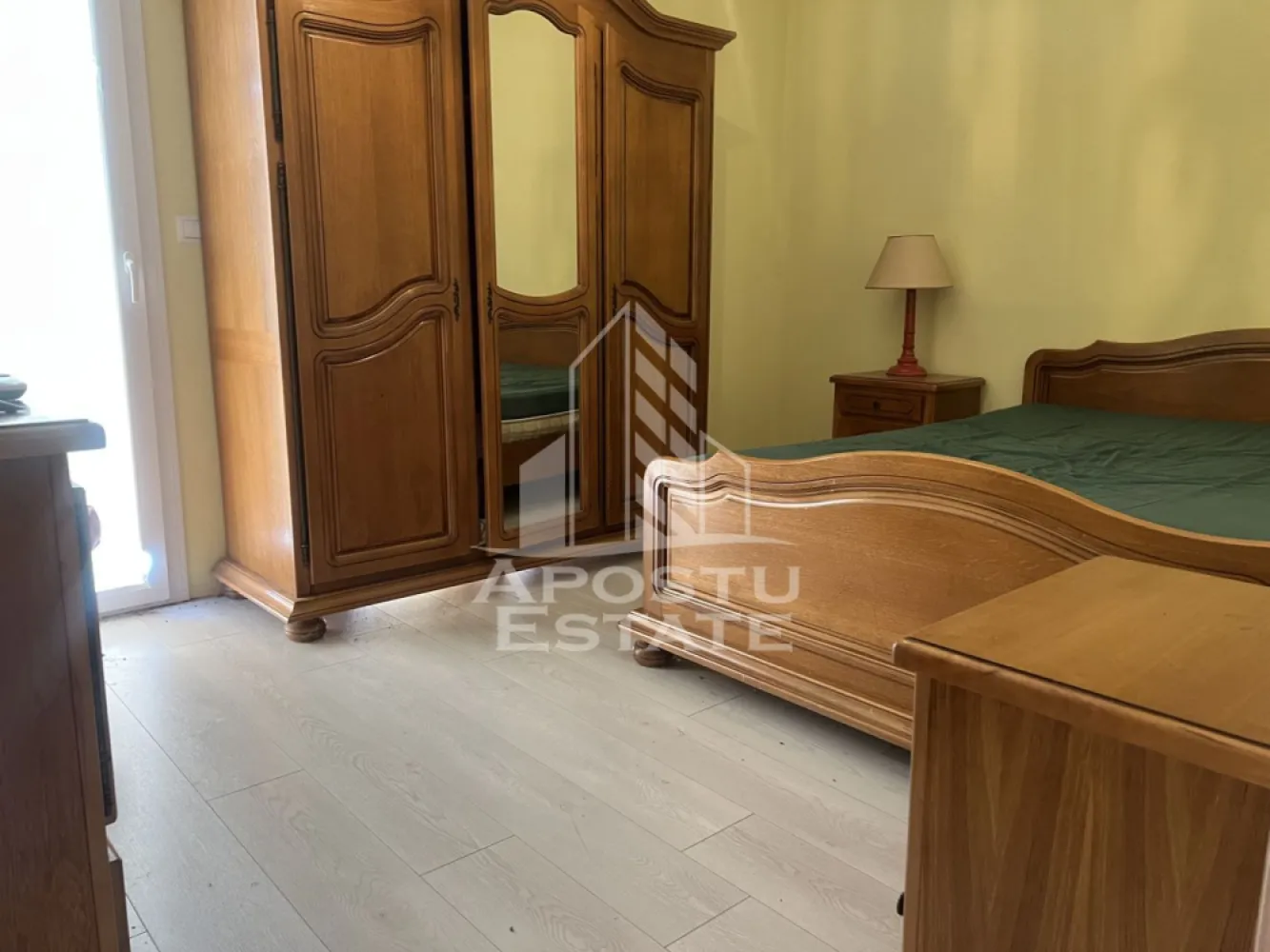 Duplex cu 3 camere P+E, in Sacalaz - Apostu Estate vă propune spre vânzare un duplex parțial finisat, situat în Săcălaz, într-o zonă liniștită, cu acces direct de la drum asfaltat, ideal pentru o familie care caută confort, spațiu și posibilitatea de personalizare.

 Detalii generale:
* Suprafață utilă: 63 mp
* Regim de înălțime: Parter + Etaj
* Suprafață teren: 257 mp
* Utilități: Apă, gaz, curent – branșamente finalizate
* Se vinde parțial finisat
* Se vinde cu tot ce este în interior.

 Compartimentare:
Parter:
* Living spațios cu bucătărie open-space
 * baie de servici
* 2 aparate de aer condiționat instalate

 Etaj:
* dormitoar 1
* dormitoru 2 cu iesire la balcon
* 1 baie cu cada 

Va asteptam la vizionare!
ID Intern: CP2564670!
