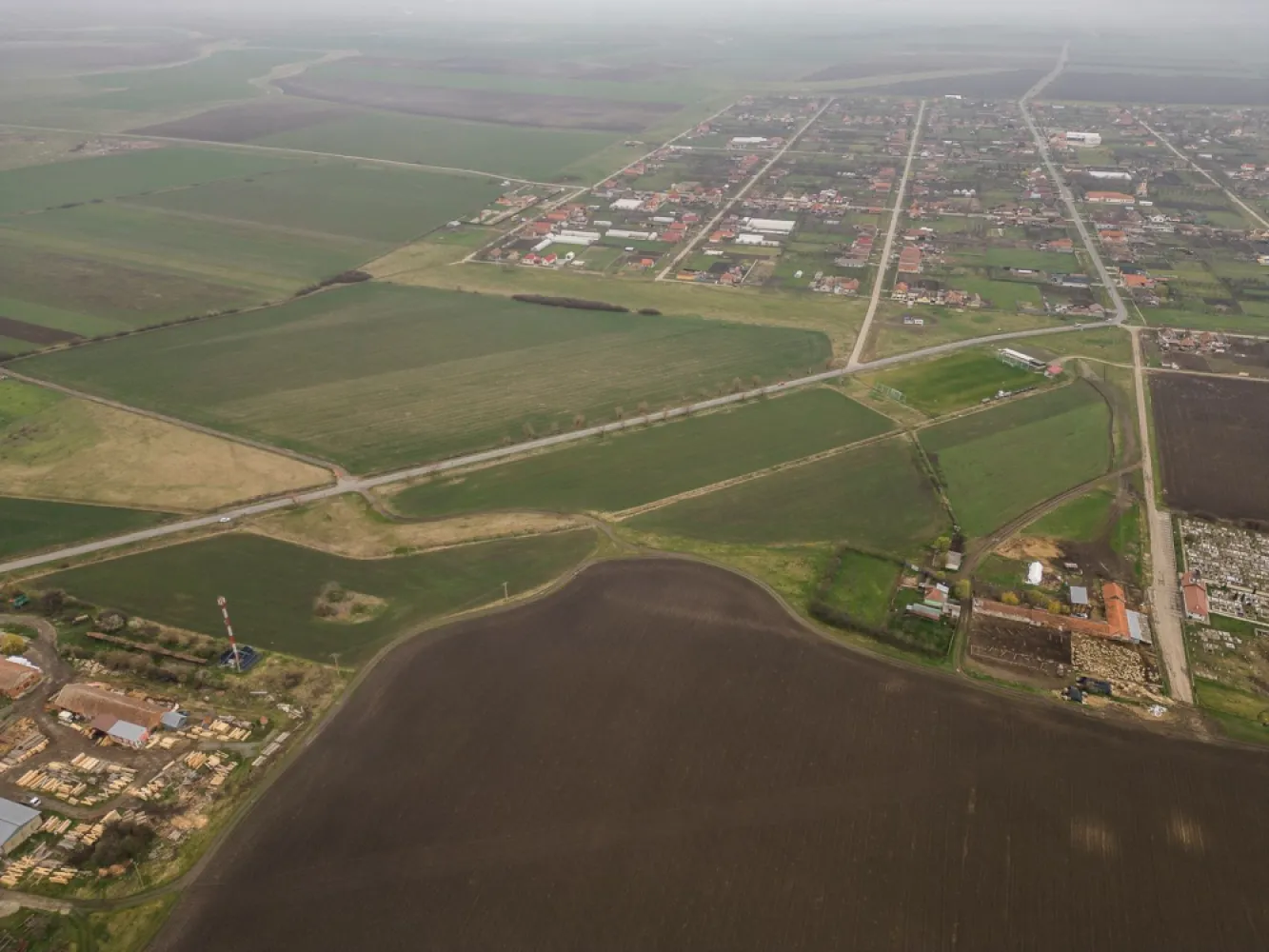 Teren construibil de investiţii în Caporal Alexa - Property Lab vă propune o oportunitate de a investi pe un teren construibil de 7000 mp situat în Caporal Anexa, la ieşirea spre Sântana, lângă terenul de fotbal, la o intersecţie a două străzi asfaltate cu reţele de apă şi de electricitate.
Terenul este perfect pentru destinaţie comercială, de servicii sau industrială nepoluantă.
La doar 20 euro/mp, puteţi beneficia de această ocazie de a investi inteligent.
Pentru alte informaţii sau pentru o vizionare asistată, contactaţi-ne.
Emanuel Ghereben – consultant imobiliar
Tel: 0755 814 751 – e.mail: emanuel.ghereben@propertylab.ro
sau
Victor Nedelcu – consultant imobiliar
Tel: 0744 772 772 – e.mail: victor.nedelcu@propertylab.ro

CP 2564612