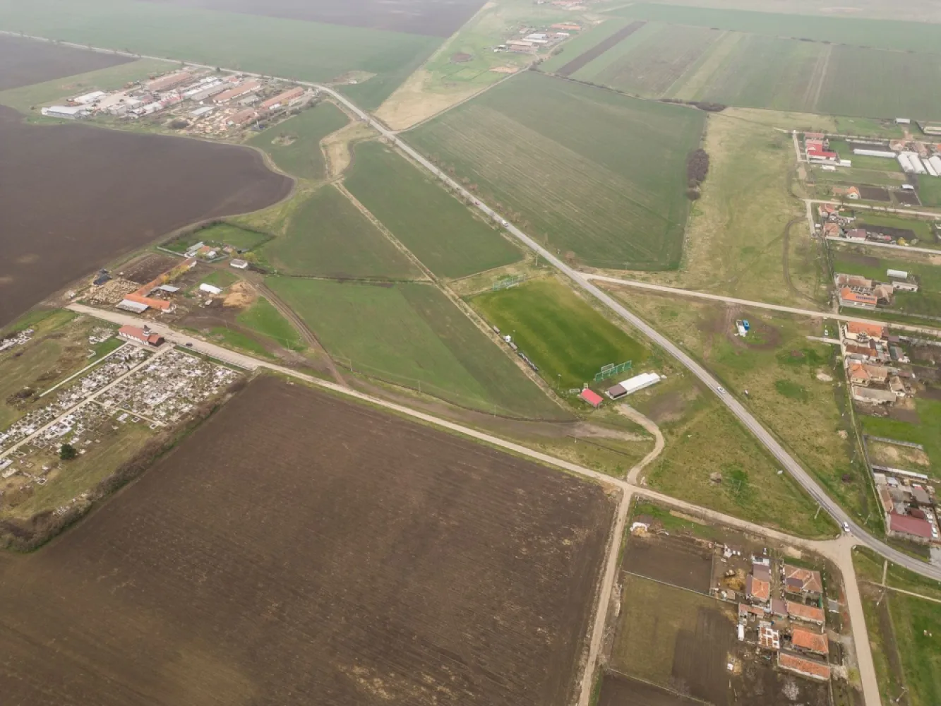 Teren construibil de investiţii în Caporal Alexa - Property Lab vă propune o oportunitate de a investi pe un teren construibil de 7000 mp situat în Caporal Anexa, la ieşirea spre Sântana, lângă terenul de fotbal, la o intersecţie a două străzi asfaltate cu reţele de apă şi de electricitate.
Terenul este perfect pentru destinaţie comercială, de servicii sau industrială nepoluantă.
La doar 20 euro/mp, puteţi beneficia de această ocazie de a investi inteligent.
Pentru alte informaţii sau pentru o vizionare asistată, contactaţi-ne.
Emanuel Ghereben – consultant imobiliar
Tel: 0755 814 751 – e.mail: emanuel.ghereben@propertylab.ro
sau
Victor Nedelcu – consultant imobiliar
Tel: 0744 772 772 – e.mail: victor.nedelcu@propertylab.ro

CP 2564612