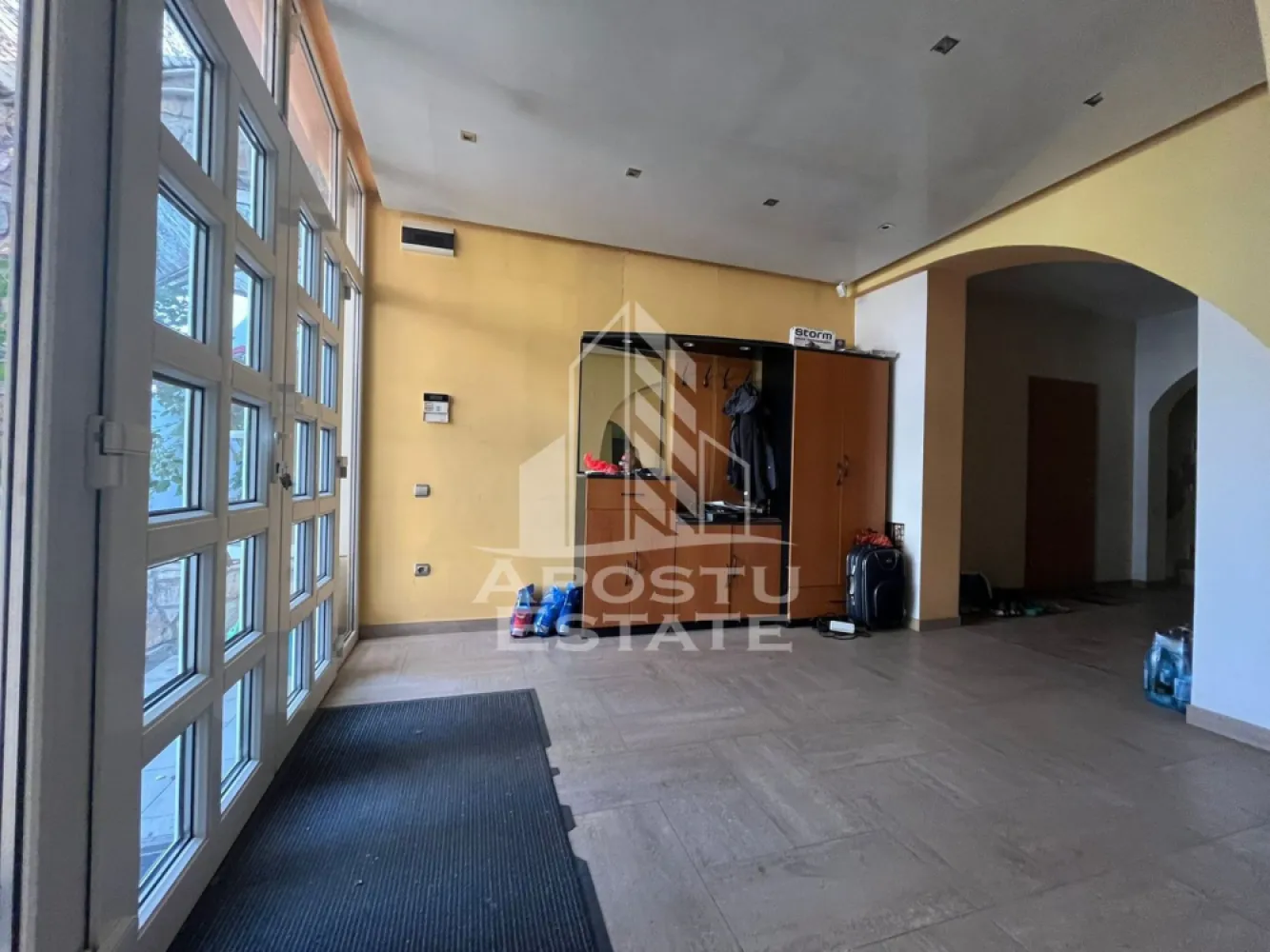 Casa individuala cu 4 camere, teren 404 mp,acces auto,garaj, Girocului - APOSTU ESTATE va prezinta o proprietate exclusiva in zona Girocului- o vila eleganta cu 4 camere si o suprafata de 404 mp de teren. Aceasta proprietate este structurata pe Parter, Etaj si Mansarda si Pod, oferind o compartimentare bine gandita pentru a satisface cele mai exigente gusturi.
Configuratia imobilului este urmatoarea:
Parter:
-camera tehnica
-camera pentru depozitare
-living luminos si spatios cu semineu
-bucatarie
-baie cu dus
-garaj de aproximativ de 75 mp cu acces in casa
Etaj:
-hol
-2 dormitoare
-baie
-terasa de 149 mp
Mansarda
-hol
-dormitor
-baie
Pod pe intreaga suprafata mansardei. Constructie solida de caramida si bca, izolatie de cu polisteren de 10.
Sistemul de incalzire este asigurat de o centrala de gaz si aparatele de aer conditionat. Proprietatea dispune de 1 garaj cu o capacitate de 3 masini si o curte spatioasa cu acces auto.
Pentru mai multe informatii sau pentru a programa o vizionare, va invitam sa ne contactati. Acceptam diverse forme de finantare, inclusiv credit bancar, si oferim consultanta specializata pentru obtinerea celui mai avantajos Credit Ipotecar sau credit Noua Casa.