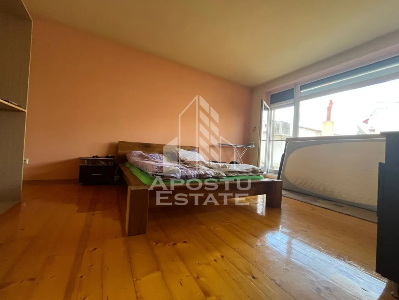 Casa individuala cu 4 camere, teren 404 mp,acces auto,garaj, Girocului - APOSTU ESTATE va prezinta o proprietate exclusiva in zona Girocului- o vila eleganta cu 4 camere si o suprafata de 404 mp de teren. Aceasta proprietate este structurata pe Parter, Etaj si Mansarda si Pod, oferind o compartimentare bine gandita pentru a satisface cele mai exigente gusturi.
Configuratia imobilului este urmatoarea:
Parter:
-camera tehnica
-camera pentru depozitare
-living luminos si spatios cu semineu
-bucatarie
-baie cu dus
-garaj de aproximativ de 75 mp cu acces in casa
Etaj:
-hol
-2 dormitoare
-baie
-terasa de 149 mp
Mansarda
-hol
-dormitor
-baie
Pod pe intreaga suprafata mansardei. Constructie solida de caramida si bca, izolatie de cu polisteren de 10.
Sistemul de incalzire este asigurat de o centrala de gaz si aparatele de aer conditionat. Proprietatea dispune de 1 garaj cu o capacitate de 3 masini si o curte spatioasa cu acces auto.
Pentru mai multe informatii sau pentru a programa o vizionare, va invitam sa ne contactati. Acceptam diverse forme de finantare, inclusiv credit bancar, si oferim consultanta specializata pentru obtinerea celui mai avantajos Credit Ipotecar sau credit Noua Casa.