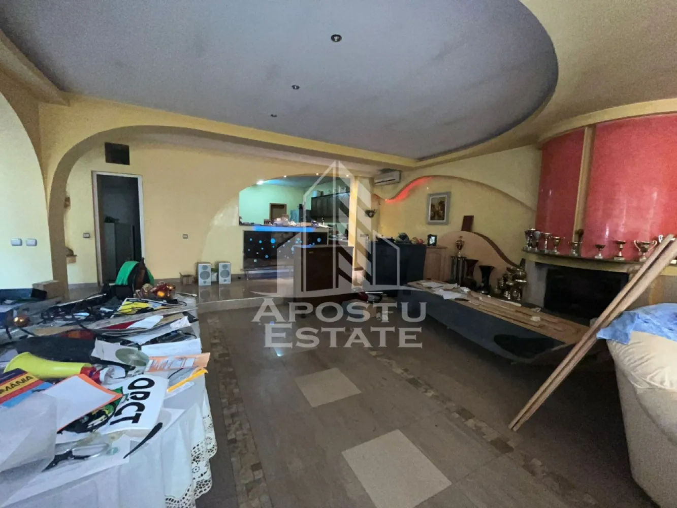 Casa individuala cu 4 camere, teren 404 mp,acces auto,garaj, Girocului - APOSTU ESTATE va prezinta o proprietate exclusiva in zona Girocului- o vila eleganta cu 4 camere si o suprafata de 404 mp de teren. Aceasta proprietate este structurata pe Parter, Etaj si Mansarda si Pod, oferind o compartimentare bine gandita pentru a satisface cele mai exigente gusturi.
Configuratia imobilului este urmatoarea:
Parter:
-camera tehnica
-camera pentru depozitare
-living luminos si spatios cu semineu
-bucatarie
-baie cu dus
-garaj de aproximativ de 75 mp cu acces in casa
Etaj:
-hol
-2 dormitoare
-baie
-terasa de 149 mp
Mansarda
-hol
-dormitor
-baie
Pod pe intreaga suprafata mansardei. Constructie solida de caramida si bca, izolatie de cu polisteren de 10.
Sistemul de incalzire este asigurat de o centrala de gaz si aparatele de aer conditionat. Proprietatea dispune de 1 garaj cu o capacitate de 3 masini si o curte spatioasa cu acces auto.
Pentru mai multe informatii sau pentru a programa o vizionare, va invitam sa ne contactati. Acceptam diverse forme de finantare, inclusiv credit bancar, si oferim consultanta specializata pentru obtinerea celui mai avantajos Credit Ipotecar sau credit Noua Casa.