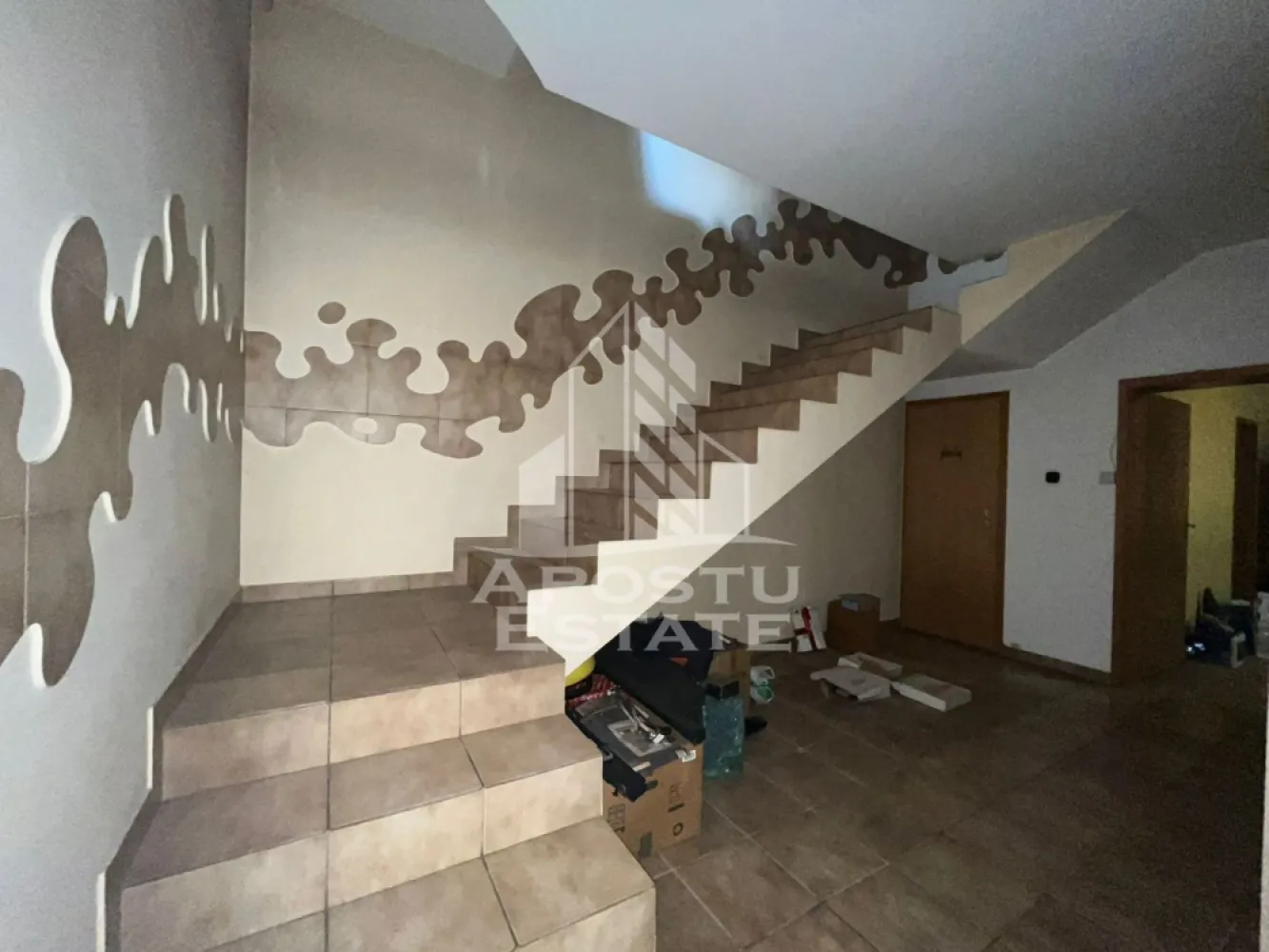 Casa individuala cu 4 camere, teren 404 mp,acces auto,garaj, Girocului - APOSTU ESTATE va prezinta o proprietate exclusiva in zona Girocului- o vila eleganta cu 4 camere si o suprafata de 404 mp de teren. Aceasta proprietate este structurata pe Parter, Etaj si Mansarda si Pod, oferind o compartimentare bine gandita pentru a satisface cele mai exigente gusturi.
Configuratia imobilului este urmatoarea:
Parter:
-camera tehnica
-camera pentru depozitare
-living luminos si spatios cu semineu
-bucatarie
-baie cu dus
-garaj de aproximativ de 75 mp cu acces in casa
Etaj:
-hol
-2 dormitoare
-baie
-terasa de 149 mp
Mansarda
-hol
-dormitor
-baie
Pod pe intreaga suprafata mansardei. Constructie solida de caramida si bca, izolatie de cu polisteren de 10.
Sistemul de incalzire este asigurat de o centrala de gaz si aparatele de aer conditionat. Proprietatea dispune de 1 garaj cu o capacitate de 3 masini si o curte spatioasa cu acces auto.
Pentru mai multe informatii sau pentru a programa o vizionare, va invitam sa ne contactati. Acceptam diverse forme de finantare, inclusiv credit bancar, si oferim consultanta specializata pentru obtinerea celui mai avantajos Credit Ipotecar sau credit Noua Casa.