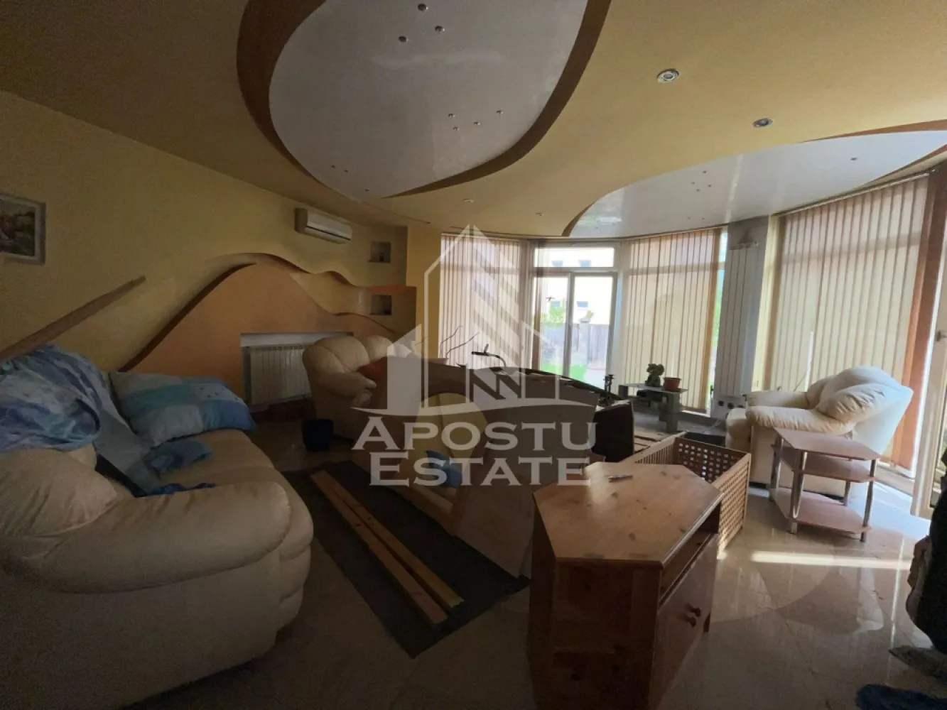 Casa individuala cu 4 camere, teren 404 mp,acces auto,garaj, Girocului - APOSTU ESTATE va prezinta o proprietate exclusiva in zona Girocului- o vila eleganta cu 4 camere si o suprafata de 404 mp de teren. Aceasta proprietate este structurata pe Parter, Etaj si Mansarda si Pod, oferind o compartimentare bine gandita pentru a satisface cele mai exigente gusturi.
Configuratia imobilului este urmatoarea:
Parter:
-camera tehnica
-camera pentru depozitare
-living luminos si spatios cu semineu
-bucatarie
-baie cu dus
-garaj de aproximativ de 75 mp cu acces in casa
Etaj:
-hol
-2 dormitoare
-baie
-terasa de 149 mp
Mansarda
-hol
-dormitor
-baie
Pod pe intreaga suprafata mansardei. Constructie solida de caramida si bca, izolatie de cu polisteren de 10.
Sistemul de incalzire este asigurat de o centrala de gaz si aparatele de aer conditionat. Proprietatea dispune de 1 garaj cu o capacitate de 3 masini si o curte spatioasa cu acces auto.
Pentru mai multe informatii sau pentru a programa o vizionare, va invitam sa ne contactati. Acceptam diverse forme de finantare, inclusiv credit bancar, si oferim consultanta specializata pentru obtinerea celui mai avantajos Credit Ipotecar sau credit Noua Casa.