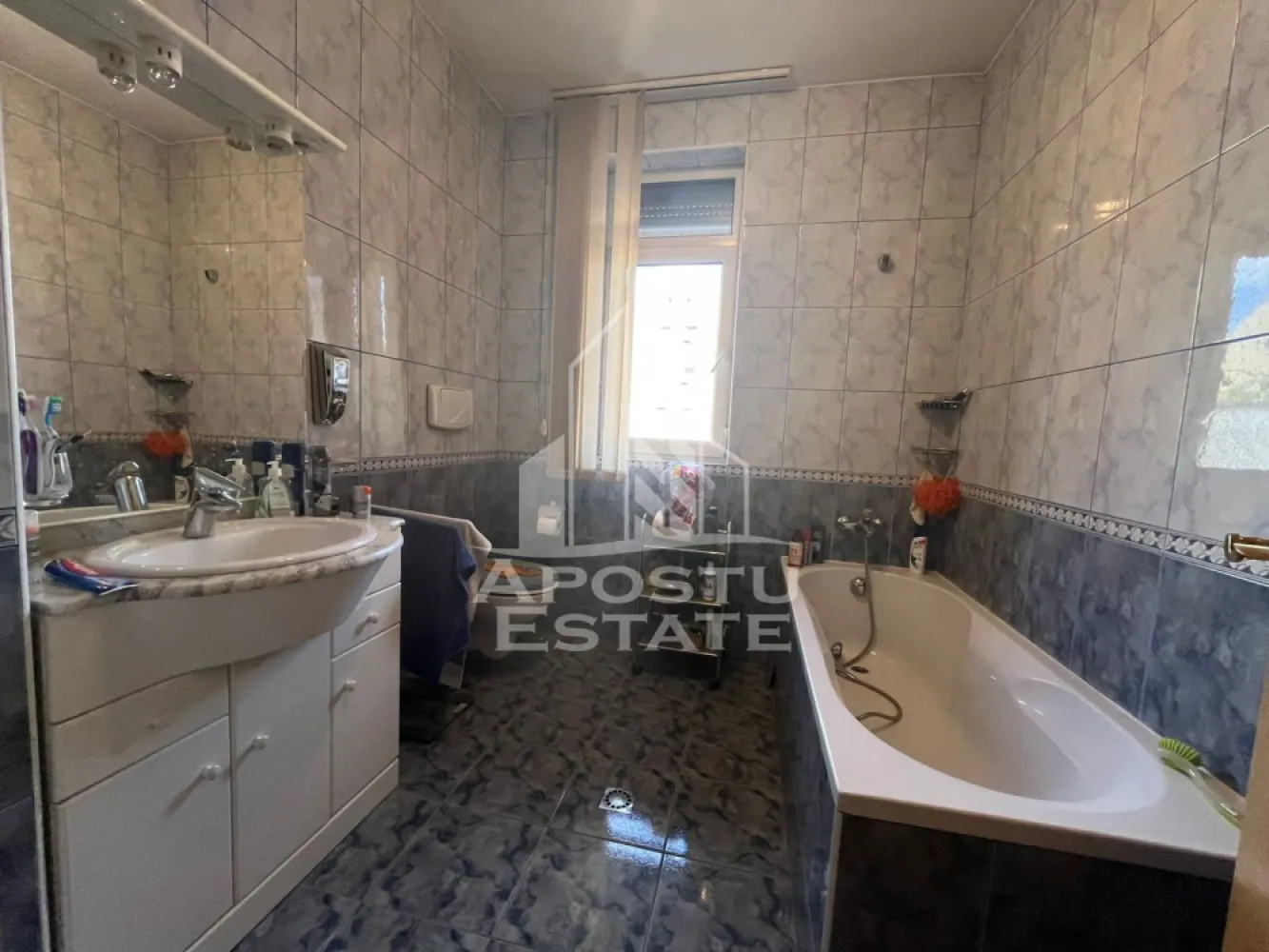 Casa individuala cu 4 camere, teren 404 mp,acces auto,garaj, Girocului