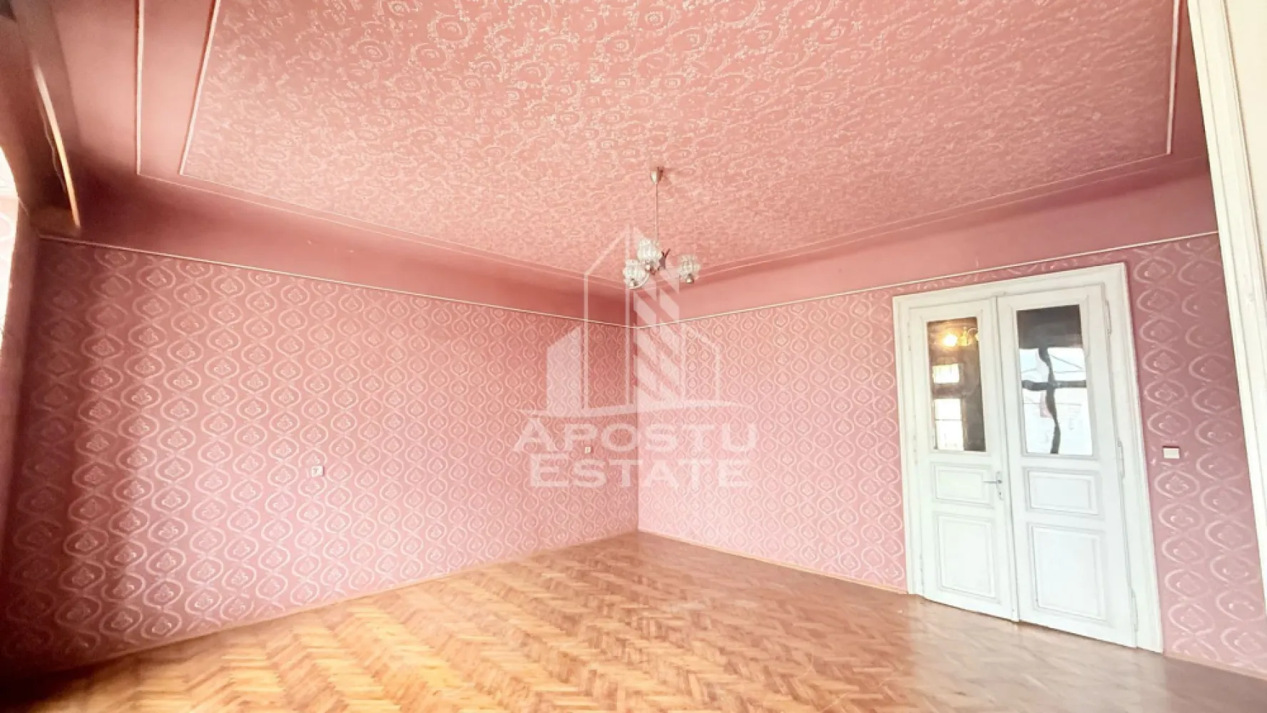 Apartament 3 camere, in Piata Maria, cladire in curs de reabilitare - Apostu Estate oferă spre vânzare un apartament spațios, situat într-o zonă ultracentrală, ideal pentru personalizare după propriul gust.

Proprietatea se află la doar câteva minute de centrul orașului, într-o clădire istorică aflată în curs de reabilitare – în prezent se execută lucrări la fațadă, ceea ce va aduce un plus de valoare estetică și funcțională imobilului.

Apartamentul dispune de o suprafață generoasă de 104 mp utili și este compartimentat astfel: antreu spațios, trei camere mari, bucătărie, baie, WC de serviciu și cămară pentru alimente. Această compartimentare oferă un ambient confortabil, cu numeroase posibilități de amenajare.

În plus, beneficiază de o boxă amenajată la demisol, cu o suprafață de 9,36 mp, perfectă pentru depozitare.

Situat la etajul 2 din 2, apartamentul are avantajul unui acces facil, iar acoperișul clădirii a fost complet reabilitat, asigurând o bună izolație și confort termic.

Zona Piata Maria este un punct forte al acestei proprietăți, oferind acces rapid la mijloace de transport în comun și la principalele puncte de interes ale orașului. Este alegerea ideală pentru cei care își doresc o locuință bine poziționată, spațioasă și adaptabilă propriilor nevoi.

Nu rata ocazia de a transforma acest spațiu într-un cămin ideal sau într-o investiție sigură!
Contactează-ne pentru mai multe informații și pentru a programa o vizionare.