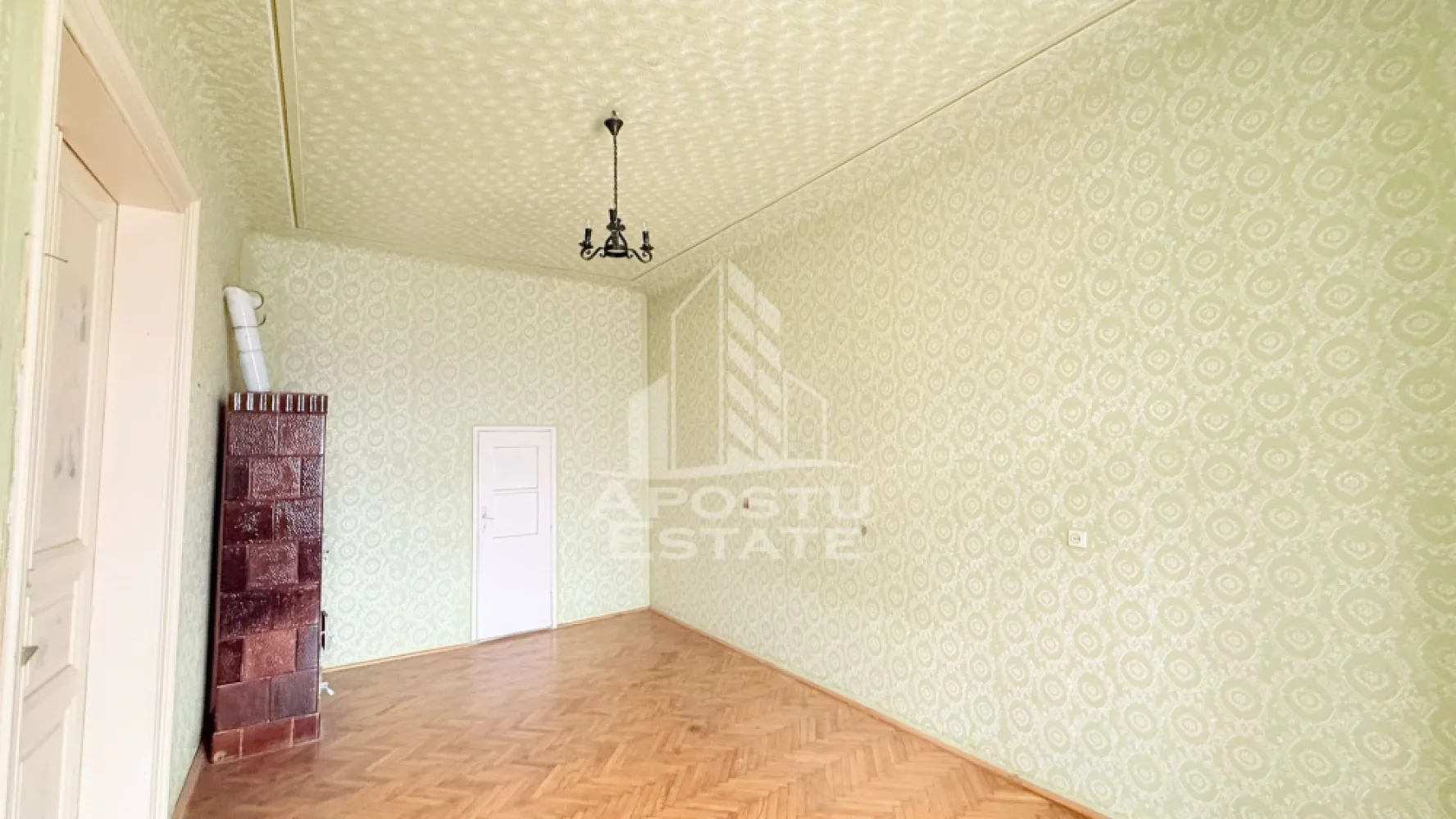 Apartament 3 camere, in Piata Maria, cladire in curs de reabilitare - Apostu Estate oferă spre vânzare un apartament spațios, situat într-o zonă ultracentrală, ideal pentru personalizare după propriul gust.

Proprietatea se află la doar câteva minute de centrul orașului, într-o clădire istorică aflată în curs de reabilitare – în prezent se execută lucrări la fațadă, ceea ce va aduce un plus de valoare estetică și funcțională imobilului.

Apartamentul dispune de o suprafață generoasă de 104 mp utili și este compartimentat astfel: antreu spațios, trei camere mari, bucătărie, baie, WC de serviciu și cămară pentru alimente. Această compartimentare oferă un ambient confortabil, cu numeroase posibilități de amenajare.

În plus, beneficiază de o boxă amenajată la demisol, cu o suprafață de 9,36 mp, perfectă pentru depozitare.

Situat la etajul 2 din 2, apartamentul are avantajul unui acces facil, iar acoperișul clădirii a fost complet reabilitat, asigurând o bună izolație și confort termic.

Zona Piata Maria este un punct forte al acestei proprietăți, oferind acces rapid la mijloace de transport în comun și la principalele puncte de interes ale orașului. Este alegerea ideală pentru cei care își doresc o locuință bine poziționată, spațioasă și adaptabilă propriilor nevoi.

Nu rata ocazia de a transforma acest spațiu într-un cămin ideal sau într-o investiție sigură!
Contactează-ne pentru mai multe informații și pentru a programa o vizionare.