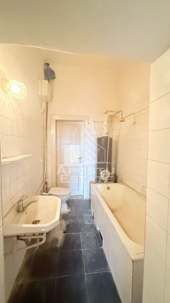 Apartament 3 camere, in Piata Maria, cladire in curs de reabilitare
