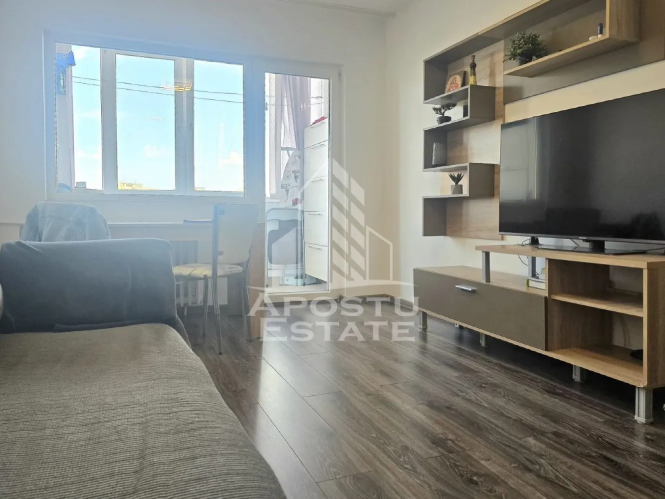 Apartament 3 camere Aurel Vlaicu - Apostu Estate va propune spre inchiriere un apartament cu 3 camere, situat in cartierul Vlaicu, Arad. Acesta se afla la etajul 5 din 10 intr-un bloc curat, cu acces rapid la mijloace de transport, magazine si alte facilitati.

Apartamentul are o suprafata utila de 61 mp, este complet decomandat si se compune din living, doua dormitoare, bucatarie separata, baie si hol. Se inchiriaza complet mobilat si utilat, fiind dotat cu aragaz, frigider, masina de spalat, TV, cuptor cu microunde . Incalzirea este asigurata prin sistemul centralizat CET, costuri mici. 

Chiria lunara este de 370 euro, iar garantia solicitata este echivalentul a doua luni de chirie..
 Nu se accepta animale de companie.

Pentru mai multe detalii sau pentru a programa o vizionare, va stam cu drag la dispozitie!
CP:2563438