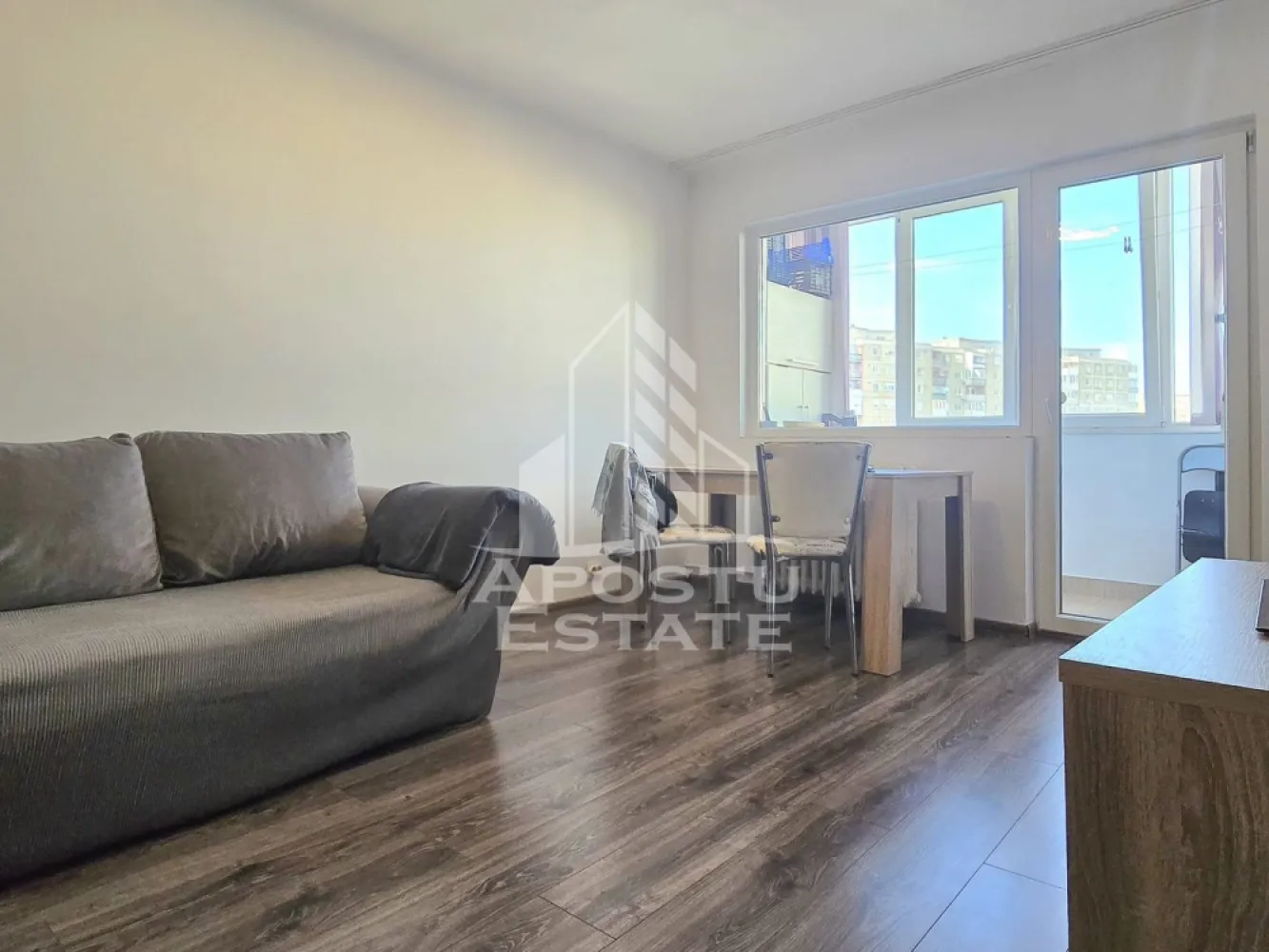 Apartament 3 camere Aurel Vlaicu - Apostu Estate va propune spre inchiriere un apartament cu 3 camere, situat in cartierul Vlaicu, Arad. Acesta se afla la etajul 5 din 10 intr-un bloc curat, cu acces rapid la mijloace de transport, magazine si alte facilitati.

Apartamentul are o suprafata utila de 61 mp, este complet decomandat si se compune din living, doua dormitoare, bucatarie separata, baie si hol. Se inchiriaza complet mobilat si utilat, fiind dotat cu aragaz, frigider, masina de spalat, TV, cuptor cu microunde . Incalzirea este asigurata prin sistemul centralizat CET, costuri mici. 

Chiria lunara este de 370 euro, iar garantia solicitata este echivalentul a doua luni de chirie..
 Nu se accepta animale de companie.

Pentru mai multe detalii sau pentru a programa o vizionare, va stam cu drag la dispozitie!
CP:2563438