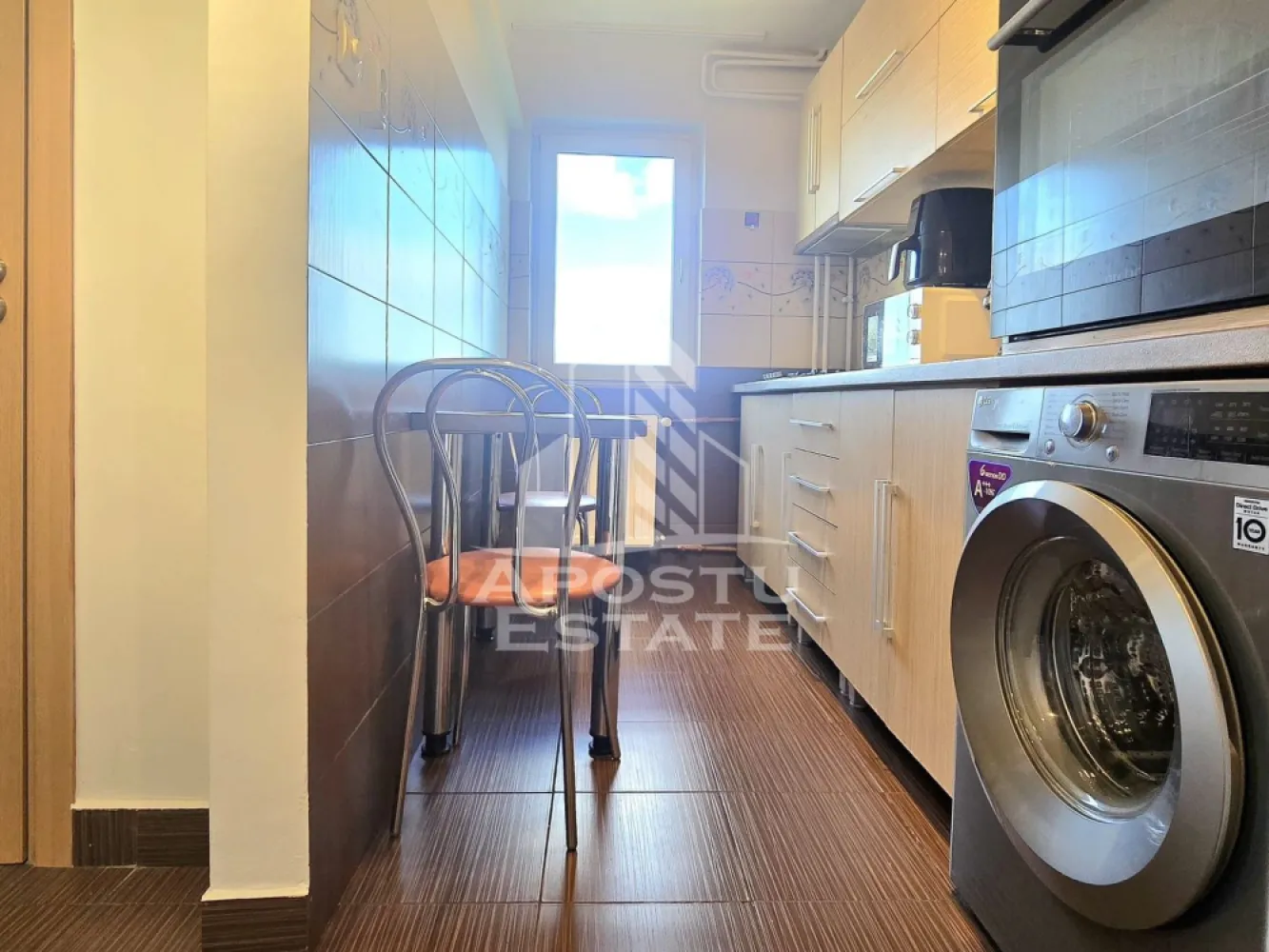 Apartament 3 camere Aurel Vlaicu - Apostu Estate va propune spre inchiriere un apartament cu 3 camere, situat in cartierul Vlaicu, Arad. Acesta se afla la etajul 5 din 10 intr-un bloc curat, cu acces rapid la mijloace de transport, magazine si alte facilitati.

Apartamentul are o suprafata utila de 61 mp, este complet decomandat si se compune din living, doua dormitoare, bucatarie separata, baie si hol. Se inchiriaza complet mobilat si utilat, fiind dotat cu aragaz, frigider, masina de spalat, TV, cuptor cu microunde . Incalzirea este asigurata prin sistemul centralizat CET, costuri mici. 

Chiria lunara este de 370 euro, iar garantia solicitata este echivalentul a doua luni de chirie..
 Nu se accepta animale de companie.

Pentru mai multe detalii sau pentru a programa o vizionare, va stam cu drag la dispozitie!
CP:2563438