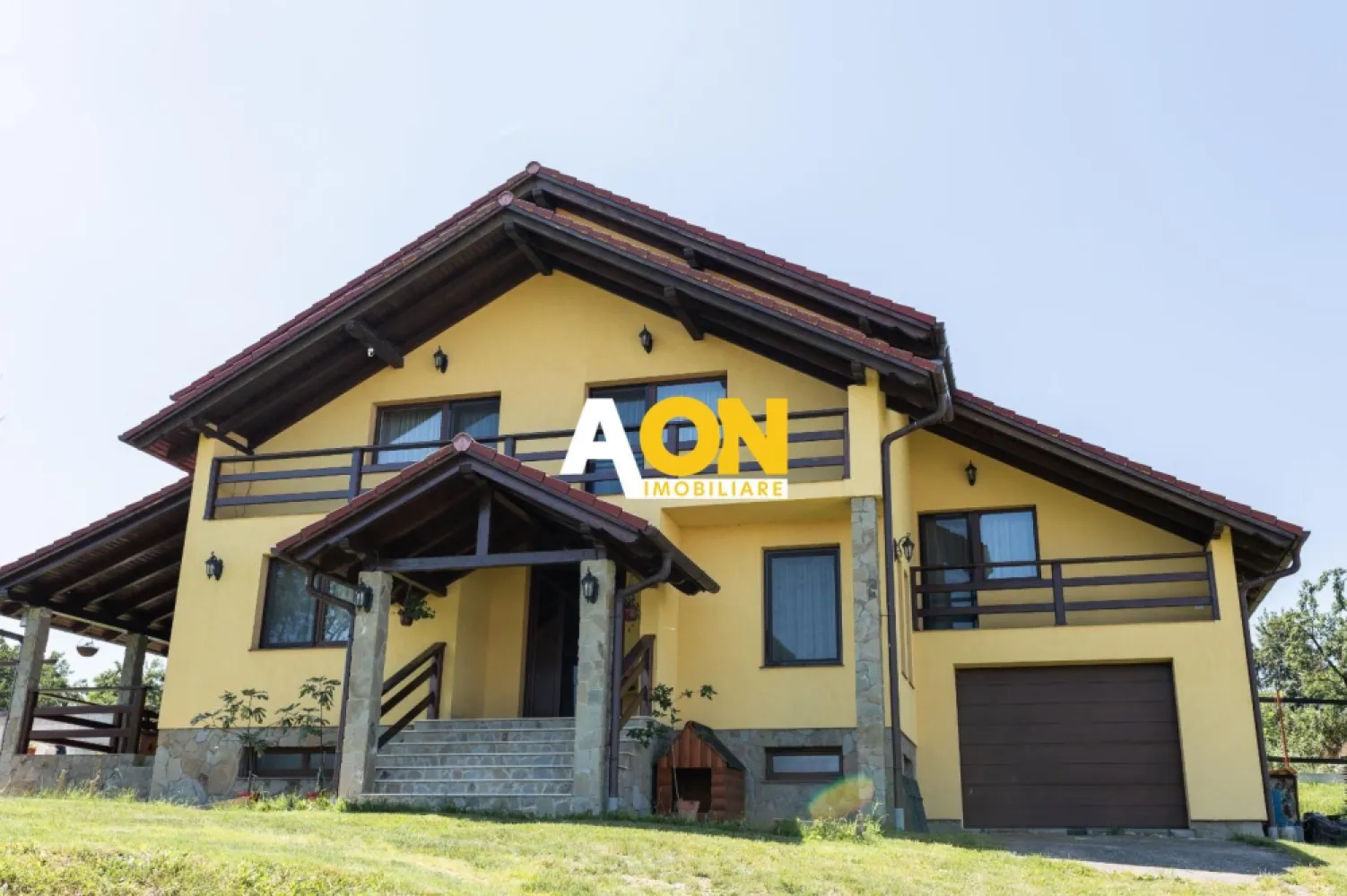 Casa 5 Camere, 2 Bai, 1900 mp Teren, Zona Oarda - AON Imobiliare vă propune o oportunitate rară: o casă construită cu grijă și atenție la cele mai mici detalii, gândită inițial pentru uz personal, nu pentru vânzare. Această proprietate remarcabilă este complet mobilată, perfect întreținută și pregătită să devină căminul vostru ideal. Totul este funcțional și în stare impecabilă – fără daune, fără reparații necesare.

📍 Locație: Oarda de Sus – la doar 15 minute de Alba Iulia. Proprietatea se află într-o zonă foarte liniștită, în apropierea pădurii, oferind intimitate, aer curat și un cadru natural deosebit, perfect pentru relaxare.

🏡 Detalii generale:
Teren: 1.887 mp

Amprentă la sol: 157 mp

Suprafață desfășurată: 379 mp

Structură: Subsol + Parter + Etaj + Pod

An construcție: 2011

Materiale: Cărămidă Porotherm (40 cm), acoperiș Bramac

Mobilier: Realizat integral din lemn masiv

⚙️ Dotări și utilități:
Racordări: Apă, gaz, curent, fosă septică

Bucătărie modernă: Complet utilată, inclusiv mașină de spălat vase

Dormitoare: 4 camere spațioase

Băi: 2 – dotate cu duș și cadă cu hidromasaj

Spații exterioare: Terasă acoperită (~30 mp), 2 balcoane

Încălzire: Centrală pe gaz + sobă de teracotă

Ferestre: Termopan Salamander, culoare maro

Garaj: Încălzit, cu ușă automată Hormann + parcare în curte

🌳 Exterior:
Foișor cu grill – ideal pentru mese în aer liber, cu spațiu pentru lemne

Zonă de relaxare – ciubăr/jacuzzi din fibră de sticlă

Căsuță de grădină – cu bazin de colectare a apei pluviale (30 m³)

Gard: Beton spre stradă, lemn pe laterale

Grădină: Cu pomi și plante fructifere deja pe rod

🗺️ Compartimentare interioară:
Parter: Bucătărie cu acces spre terasă, living generos, baie completă

Etaj intermediar: Cameră/dormitor situat deasupra garajului

Etaj: Hol, 3 dormitoare, baie completă

Pod: Podit, accesibil din holul etajului, ideal pentru depozitare

Această casă este perfectă pentru cei care caută un spațiu liniștit, confortabil și complet echipat, situat într-un peisaj natural superb, dar totodată aproape de oraș.

📞 Nu ratați șansa de a descoperi această proprietate specială! Contactați-ne pentru detalii sau pentru a programa o vizionare.

AON Imobiliare – partenerul tău de încredere în drumul spre casa visurilor tale.
ID intern: CP2089953