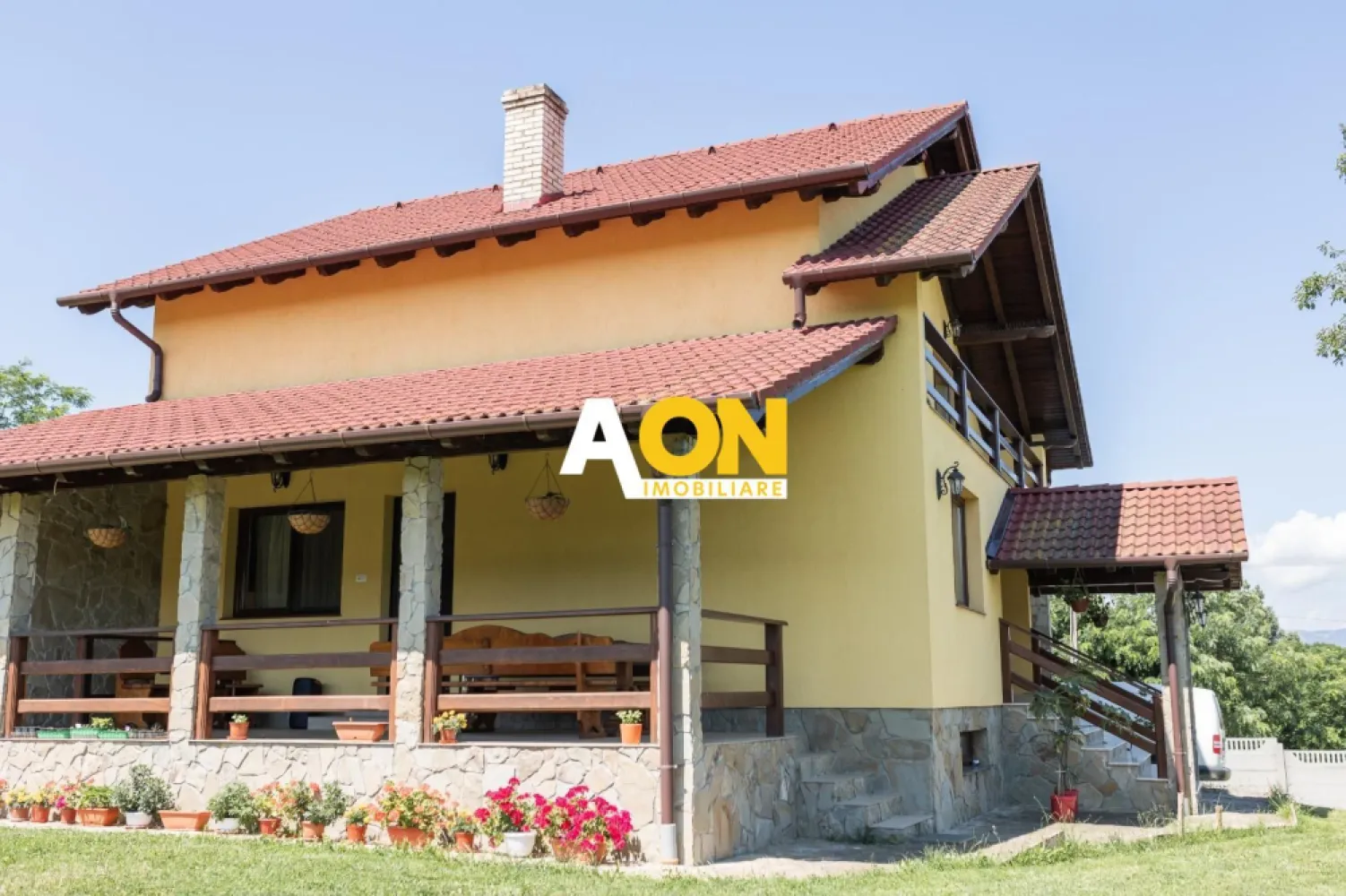 Casa 5 Camere, 2 Bai, 1900 mp Teren, Zona Oarda - AON Imobiliare vă propune o oportunitate rară: o casă construită cu grijă și atenție la cele mai mici detalii, gândită inițial pentru uz personal, nu pentru vânzare. Această proprietate remarcabilă este complet mobilată, perfect întreținută și pregătită să devină căminul vostru ideal. Totul este funcțional și în stare impecabilă – fără daune, fără reparații necesare.

📍 Locație: Oarda de Sus – la doar 15 minute de Alba Iulia. Proprietatea se află într-o zonă foarte liniștită, în apropierea pădurii, oferind intimitate, aer curat și un cadru natural deosebit, perfect pentru relaxare.

🏡 Detalii generale:
Teren: 1.887 mp

Amprentă la sol: 157 mp

Suprafață desfășurată: 379 mp

Structură: Subsol + Parter + Etaj + Pod

An construcție: 2011

Materiale: Cărămidă Porotherm (40 cm), acoperiș Bramac

Mobilier: Realizat integral din lemn masiv

⚙️ Dotări și utilități:
Racordări: Apă, gaz, curent, fosă septică

Bucătărie modernă: Complet utilată, inclusiv mașină de spălat vase

Dormitoare: 4 camere spațioase

Băi: 2 – dotate cu duș și cadă cu hidromasaj

Spații exterioare: Terasă acoperită (~30 mp), 2 balcoane

Încălzire: Centrală pe gaz + sobă de teracotă

Ferestre: Termopan Salamander, culoare maro

Garaj: Încălzit, cu ușă automată Hormann + parcare în curte

🌳 Exterior:
Foișor cu grill – ideal pentru mese în aer liber, cu spațiu pentru lemne

Zonă de relaxare – ciubăr/jacuzzi din fibră de sticlă

Căsuță de grădină – cu bazin de colectare a apei pluviale (30 m³)

Gard: Beton spre stradă, lemn pe laterale

Grădină: Cu pomi și plante fructifere deja pe rod

🗺️ Compartimentare interioară:
Parter: Bucătărie cu acces spre terasă, living generos, baie completă

Etaj intermediar: Cameră/dormitor situat deasupra garajului

Etaj: Hol, 3 dormitoare, baie completă

Pod: Podit, accesibil din holul etajului, ideal pentru depozitare

Această casă este perfectă pentru cei care caută un spațiu liniștit, confortabil și complet echipat, situat într-un peisaj natural superb, dar totodată aproape de oraș.

📞 Nu ratați șansa de a descoperi această proprietate specială! Contactați-ne pentru detalii sau pentru a programa o vizionare.

AON Imobiliare – partenerul tău de încredere în drumul spre casa visurilor tale.
ID intern: CP2089953