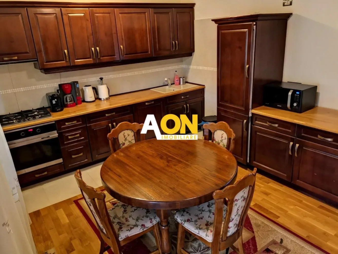 Casa 5 Camere, 2 Bai, 1900 mp Teren, Zona Oarda - AON Imobiliare vă propune o oportunitate rară: o casă construită cu grijă și atenție la cele mai mici detalii, gândită inițial pentru uz personal, nu pentru vânzare. Această proprietate remarcabilă este complet mobilată, perfect întreținută și pregătită să devină căminul vostru ideal. Totul este funcțional și în stare impecabilă – fără daune, fără reparații necesare.

📍 Locație: Oarda de Sus – la doar 15 minute de Alba Iulia. Proprietatea se află într-o zonă foarte liniștită, în apropierea pădurii, oferind intimitate, aer curat și un cadru natural deosebit, perfect pentru relaxare.

🏡 Detalii generale:
Teren: 1.887 mp

Amprentă la sol: 157 mp

Suprafață desfășurată: 379 mp

Structură: Subsol + Parter + Etaj + Pod

An construcție: 2011

Materiale: Cărămidă Porotherm (40 cm), acoperiș Bramac

Mobilier: Realizat integral din lemn masiv

⚙️ Dotări și utilități:
Racordări: Apă, gaz, curent, fosă septică

Bucătărie modernă: Complet utilată, inclusiv mașină de spălat vase

Dormitoare: 4 camere spațioase

Băi: 2 – dotate cu duș și cadă cu hidromasaj

Spații exterioare: Terasă acoperită (~30 mp), 2 balcoane

Încălzire: Centrală pe gaz + sobă de teracotă

Ferestre: Termopan Salamander, culoare maro

Garaj: Încălzit, cu ușă automată Hormann + parcare în curte

🌳 Exterior:
Foișor cu grill – ideal pentru mese în aer liber, cu spațiu pentru lemne

Zonă de relaxare – ciubăr/jacuzzi din fibră de sticlă

Căsuță de grădină – cu bazin de colectare a apei pluviale (30 m³)

Gard: Beton spre stradă, lemn pe laterale

Grădină: Cu pomi și plante fructifere deja pe rod

🗺️ Compartimentare interioară:
Parter: Bucătărie cu acces spre terasă, living generos, baie completă

Etaj intermediar: Cameră/dormitor situat deasupra garajului

Etaj: Hol, 3 dormitoare, baie completă

Pod: Podit, accesibil din holul etajului, ideal pentru depozitare

Această casă este perfectă pentru cei care caută un spațiu liniștit, confortabil și complet echipat, situat într-un peisaj natural superb, dar totodată aproape de oraș.

📞 Nu ratați șansa de a descoperi această proprietate specială! Contactați-ne pentru detalii sau pentru a programa o vizionare.

AON Imobiliare – partenerul tău de încredere în drumul spre casa visurilor tale.
ID intern: CP2089953