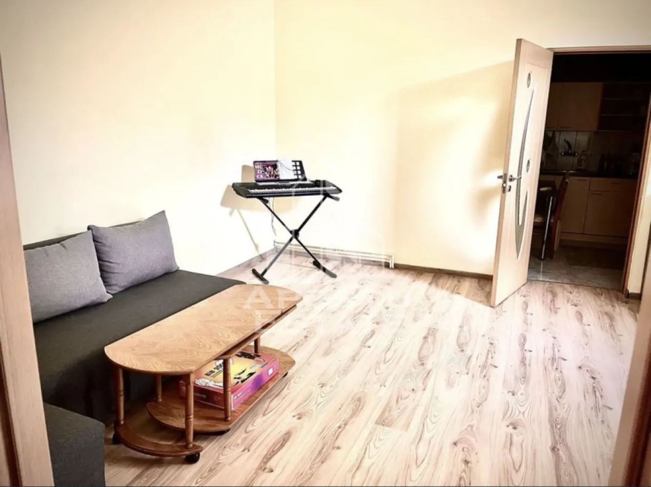Apartament 2 camere de vanzare zona Traian Timisoara - Agentia imobiliara APOSTU ESTATE va propune spre vanzare un apartament cu 2 camere, situat in zona Traian din Timisoara, judetul Timis. 
Apartamentul este amplasat la etajul 1 intr-un imobil cu un etaj si curte interioara comuna. 
Curtea beneficiaza de acces auto, iar apartamentul dispune de un loc de parcare propriu in curte. 
Confortul termic se realizeaza prin intermediul centralei proprii pe gaz si al aparatului de aer conditionat. 
Apartamentul are si 2 boxe pentru depozitare la subsolul cladirii inscrise in cartea funciara si pentru extra depozitare se poate folosi si podul cladirii. 

Cu o suprafata utila de 47mp, este compartimentat astfel:
- bucatarie 
- baie cu geam 
- living
- dormitor

Va asteptam cu drag la o vizionare!