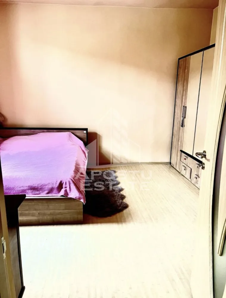 Apartament 2 camere de vanzare zona Traian Timisoara - Agentia imobiliara APOSTU ESTATE va propune spre vanzare un apartament cu 2 camere, situat in zona Traian din Timisoara, judetul Timis. 
Apartamentul este amplasat la etajul 1 intr-un imobil cu un etaj si curte interioara comuna. 
Curtea beneficiaza de acces auto, iar apartamentul dispune de un loc de parcare propriu in curte. 
Confortul termic se realizeaza prin intermediul centralei proprii pe gaz si al aparatului de aer conditionat. 
Apartamentul are si 2 boxe pentru depozitare la subsolul cladirii inscrise in cartea funciara si pentru extra depozitare se poate folosi si podul cladirii. 

Cu o suprafata utila de 47mp, este compartimentat astfel:
- bucatarie 
- baie cu geam 
- living
- dormitor

Va asteptam cu drag la o vizionare!