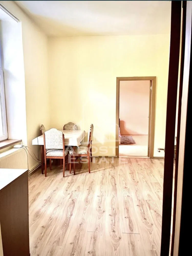 Apartament 2 camere de vanzare zona Traian Timisoara - Agentia imobiliara APOSTU ESTATE va propune spre vanzare un apartament cu 2 camere, situat in zona Traian din Timisoara, judetul Timis. 
Apartamentul este amplasat la etajul 1 intr-un imobil cu un etaj si curte interioara comuna. 
Curtea beneficiaza de acces auto, iar apartamentul dispune de un loc de parcare propriu in curte. 
Confortul termic se realizeaza prin intermediul centralei proprii pe gaz si al aparatului de aer conditionat. 
Apartamentul are si 2 boxe pentru depozitare la subsolul cladirii inscrise in cartea funciara si pentru extra depozitare se poate folosi si podul cladirii. 

Cu o suprafata utila de 47mp, este compartimentat astfel:
- bucatarie 
- baie cu geam 
- living
- dormitor

Va asteptam cu drag la o vizionare!