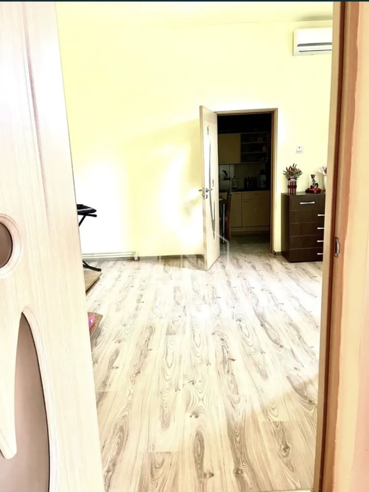 Apartament 2 camere de vanzare zona Traian Timisoara - Agentia imobiliara APOSTU ESTATE va propune spre vanzare un apartament cu 2 camere, situat in zona Traian din Timisoara, judetul Timis. 
Apartamentul este amplasat la etajul 1 intr-un imobil cu un etaj si curte interioara comuna. 
Curtea beneficiaza de acces auto, iar apartamentul dispune de un loc de parcare propriu in curte. 
Confortul termic se realizeaza prin intermediul centralei proprii pe gaz si al aparatului de aer conditionat. 
Apartamentul are si 2 boxe pentru depozitare la subsolul cladirii inscrise in cartea funciara si pentru extra depozitare se poate folosi si podul cladirii. 

Cu o suprafata utila de 47mp, este compartimentat astfel:
- bucatarie 
- baie cu geam 
- living
- dormitor

Va asteptam cu drag la o vizionare!