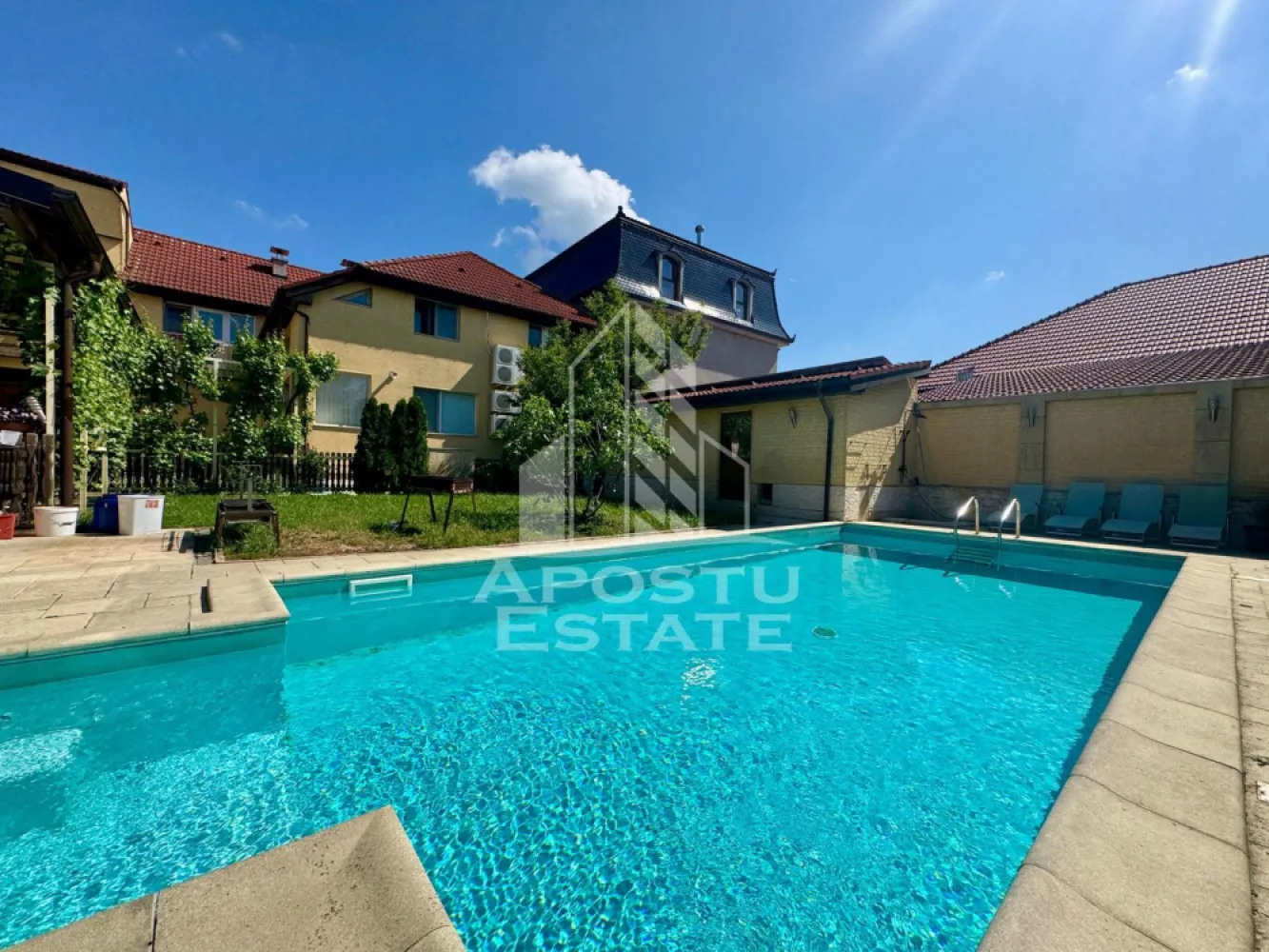 Casa Multifunctionala – Pensiune, Evenimente, Piscina si Crama - Apostu Estate va propune spre vanzare in exclusivitate o proprietate deosebita prin suprafata si compartimentare situata in zona Crisan

Suprafata teren: 894 mp
Constructie: Parter + Etaj + Mansarda
Compartimentare generoasa si versatila

Descriere generala:
O proprietate impresionanta, ideala pentru familie extinsa, investitie imobiliara, pensiune, inchiriere pe termen lung/scurt, organizare de evenimente sau activitati comerciale.

Aceasta casa spatioasa ofera multiple optiuni de utilizare, fiind potrivita atat ca locuinta multifamiliala, cat si ca pensiune, centru de evenimente sau sediu de afacere.

Caracteristici principale:
-19 camere luminoase si variat compartimentate
-4 bucatarii complet utilate
-11 bai moderne
-Piscina proprie cu dus exterior
-Terasa exterioara perfecta pentru relaxare
-Fantana arteziana decorativa in curte
-Sala de evenimente spatioasa, cu bucatarie proprie si acces direct din curte
-Crama amenajata la subsol, cu acces direct din sala de evenimente – ideala pentru degustari, evenimente private sau spatiu de socializare

Functionalitate si compartimentare:

-3 apartamente separate, fiecare cu centrala proprie (2 si 3 camere) – ideale pentru locuit sau inchiriere
-Cabinet cu intrare separata, format din mai multe incaperi – ideal pentru activitati medicale, terapii, birouri sau alte servicii
-Spatii flexibile ce pot fi adaptate pentru pensiune, locuinta multifamiliala sau centru de afaceri

Facilitati si utilitati:
-Centrale termice individuale
-Curte spatioasa cu multiple zone de relaxare si acces facil din strada
-Finisaje de calitate, spatii bine intretinute

-Potential excelent pentru investitii – pensiune, inchiriere evenimente, apartamente separate

Oferim consultanta si solutii financiare prin colaboratorii nostri.
Va asteptam cu drag la o vizionare!
ID intern: CP2561834