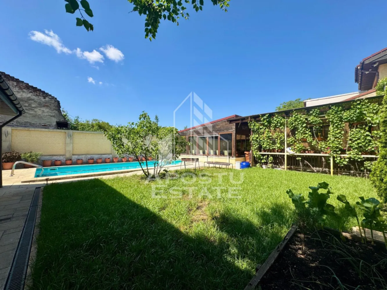 Casa Multifunctionala – Pensiune, Evenimente, Piscina si Crama - Apostu Estate va propune spre vanzare in exclusivitate o proprietate deosebita prin suprafata si compartimentare situata in zona Crisan

Suprafata teren: 894 mp
Constructie: Parter + Etaj + Mansarda
Compartimentare generoasa si versatila

Descriere generala:
O proprietate impresionanta, ideala pentru familie extinsa, investitie imobiliara, pensiune, inchiriere pe termen lung/scurt, organizare de evenimente sau activitati comerciale.

Aceasta casa spatioasa ofera multiple optiuni de utilizare, fiind potrivita atat ca locuinta multifamiliala, cat si ca pensiune, centru de evenimente sau sediu de afacere.

Caracteristici principale:
-19 camere luminoase si variat compartimentate
-4 bucatarii complet utilate
-11 bai moderne
-Piscina proprie cu dus exterior
-Terasa exterioara perfecta pentru relaxare
-Fantana arteziana decorativa in curte
-Sala de evenimente spatioasa, cu bucatarie proprie si acces direct din curte
-Crama amenajata la subsol, cu acces direct din sala de evenimente – ideala pentru degustari, evenimente private sau spatiu de socializare

Functionalitate si compartimentare:

-3 apartamente separate, fiecare cu centrala proprie (2 si 3 camere) – ideale pentru locuit sau inchiriere
-Cabinet cu intrare separata, format din mai multe incaperi – ideal pentru activitati medicale, terapii, birouri sau alte servicii
-Spatii flexibile ce pot fi adaptate pentru pensiune, locuinta multifamiliala sau centru de afaceri

Facilitati si utilitati:
-Centrale termice individuale
-Curte spatioasa cu multiple zone de relaxare si acces facil din strada
-Finisaje de calitate, spatii bine intretinute

-Potential excelent pentru investitii – pensiune, inchiriere evenimente, apartamente separate

Oferim consultanta si solutii financiare prin colaboratorii nostri.
Va asteptam cu drag la o vizionare!
ID intern: CP2561834