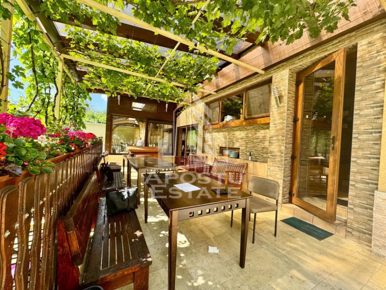 Casa Multifunctionala – Pensiune, Evenimente, Piscina si Crama - Apostu Estate va propune spre vanzare in exclusivitate o proprietate deosebita prin suprafata si compartimentare situata in zona Crisan

Suprafata teren: 894 mp
Constructie: Parter + Etaj + Mansarda
Compartimentare generoasa si versatila

Descriere generala:
O proprietate impresionanta, ideala pentru familie extinsa, investitie imobiliara, pensiune, inchiriere pe termen lung/scurt, organizare de evenimente sau activitati comerciale.

Aceasta casa spatioasa ofera multiple optiuni de utilizare, fiind potrivita atat ca locuinta multifamiliala, cat si ca pensiune, centru de evenimente sau sediu de afacere.

Caracteristici principale:
-19 camere luminoase si variat compartimentate
-4 bucatarii complet utilate
-11 bai moderne
-Piscina proprie cu dus exterior
-Terasa exterioara perfecta pentru relaxare
-Fantana arteziana decorativa in curte
-Sala de evenimente spatioasa, cu bucatarie proprie si acces direct din curte
-Crama amenajata la subsol, cu acces direct din sala de evenimente – ideala pentru degustari, evenimente private sau spatiu de socializare

Functionalitate si compartimentare:

-3 apartamente separate, fiecare cu centrala proprie (2 si 3 camere) – ideale pentru locuit sau inchiriere
-Cabinet cu intrare separata, format din mai multe incaperi – ideal pentru activitati medicale, terapii, birouri sau alte servicii
-Spatii flexibile ce pot fi adaptate pentru pensiune, locuinta multifamiliala sau centru de afaceri

Facilitati si utilitati:
-Centrale termice individuale
-Curte spatioasa cu multiple zone de relaxare si acces facil din strada
-Finisaje de calitate, spatii bine intretinute

-Potential excelent pentru investitii – pensiune, inchiriere evenimente, apartamente separate

Oferim consultanta si solutii financiare prin colaboratorii nostri.
Va asteptam cu drag la o vizionare!
ID intern: CP2561834