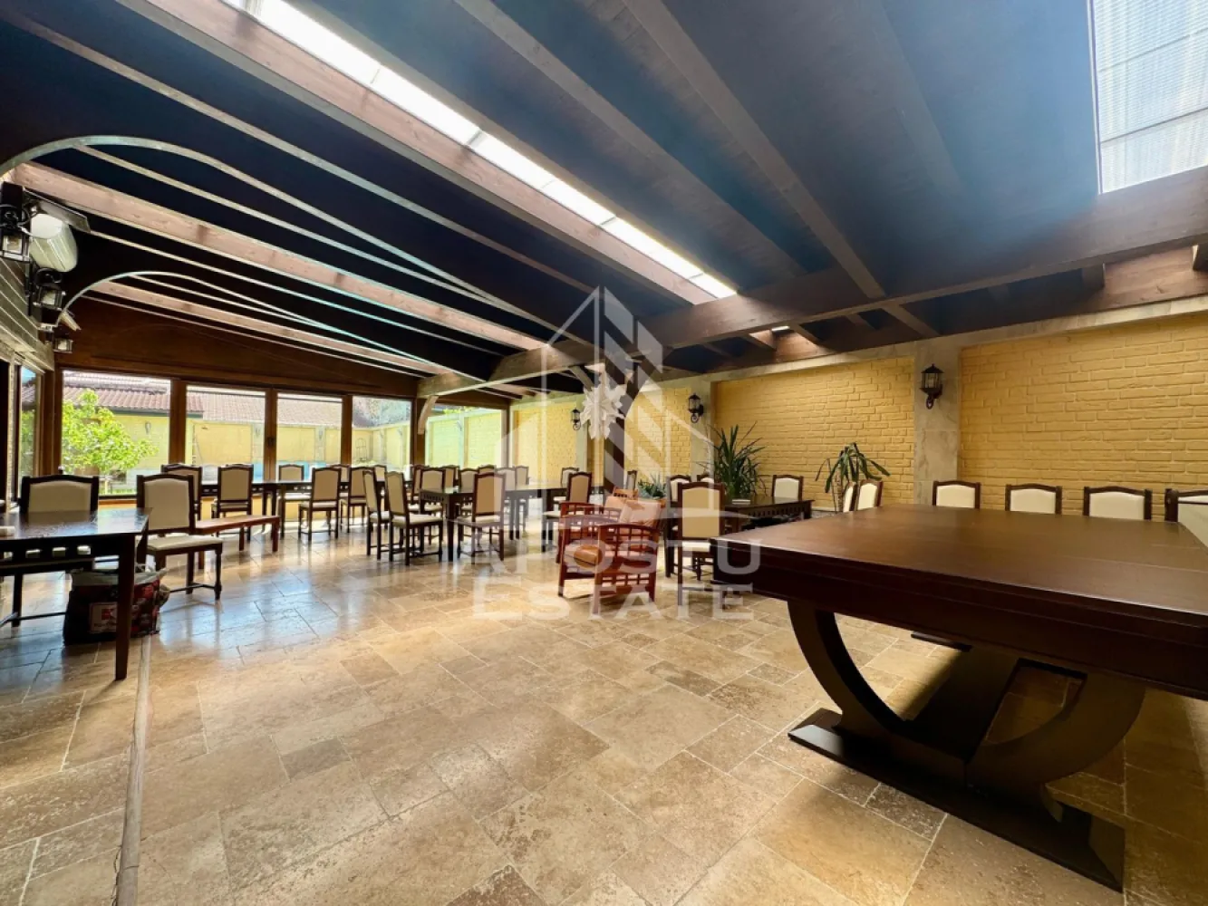 Casa Multifunctionala – Pensiune, Evenimente, Piscina si Crama - Apostu Estate va propune spre vanzare in exclusivitate o proprietate deosebita prin suprafata si compartimentare situata in zona Crisan

Suprafata teren: 894 mp
Constructie: Parter + Etaj + Mansarda
Compartimentare generoasa si versatila

Descriere generala:
O proprietate impresionanta, ideala pentru familie extinsa, investitie imobiliara, pensiune, inchiriere pe termen lung/scurt, organizare de evenimente sau activitati comerciale.

Aceasta casa spatioasa ofera multiple optiuni de utilizare, fiind potrivita atat ca locuinta multifamiliala, cat si ca pensiune, centru de evenimente sau sediu de afacere.

Caracteristici principale:
-19 camere luminoase si variat compartimentate
-4 bucatarii complet utilate
-11 bai moderne
-Piscina proprie cu dus exterior
-Terasa exterioara perfecta pentru relaxare
-Fantana arteziana decorativa in curte
-Sala de evenimente spatioasa, cu bucatarie proprie si acces direct din curte
-Crama amenajata la subsol, cu acces direct din sala de evenimente – ideala pentru degustari, evenimente private sau spatiu de socializare

Functionalitate si compartimentare:

-3 apartamente separate, fiecare cu centrala proprie (2 si 3 camere) – ideale pentru locuit sau inchiriere
-Cabinet cu intrare separata, format din mai multe incaperi – ideal pentru activitati medicale, terapii, birouri sau alte servicii
-Spatii flexibile ce pot fi adaptate pentru pensiune, locuinta multifamiliala sau centru de afaceri

Facilitati si utilitati:
-Centrale termice individuale
-Curte spatioasa cu multiple zone de relaxare si acces facil din strada
-Finisaje de calitate, spatii bine intretinute

-Potential excelent pentru investitii – pensiune, inchiriere evenimente, apartamente separate

Oferim consultanta si solutii financiare prin colaboratorii nostri.
Va asteptam cu drag la o vizionare!
ID intern: CP2561834