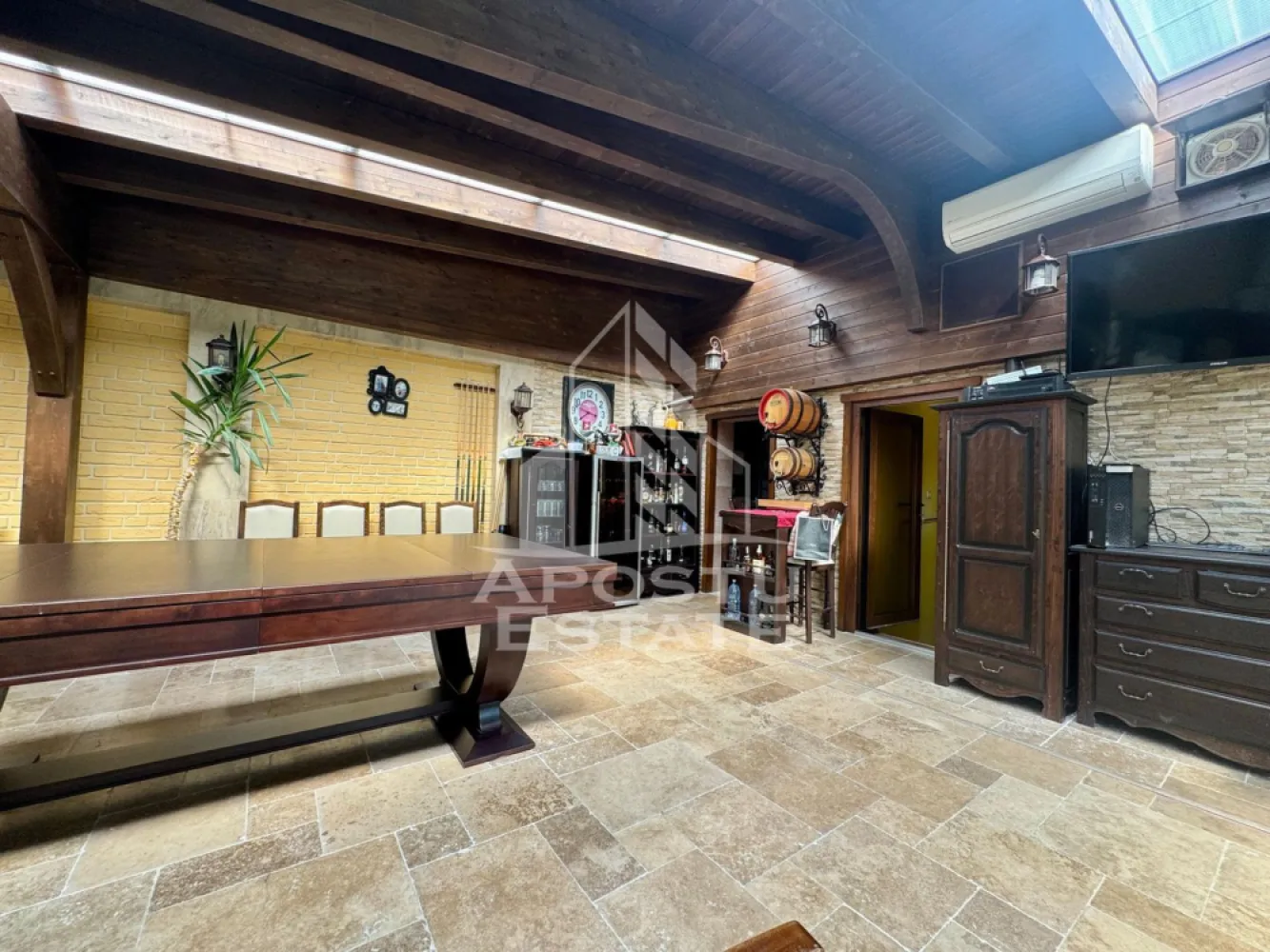 Casa Multifunctionala – Pensiune, Evenimente, Piscina si Crama - Apostu Estate va propune spre vanzare in exclusivitate o proprietate deosebita prin suprafata si compartimentare situata in zona Crisan

Suprafata teren: 894 mp
Constructie: Parter + Etaj + Mansarda
Compartimentare generoasa si versatila

Descriere generala:
O proprietate impresionanta, ideala pentru familie extinsa, investitie imobiliara, pensiune, inchiriere pe termen lung/scurt, organizare de evenimente sau activitati comerciale.

Aceasta casa spatioasa ofera multiple optiuni de utilizare, fiind potrivita atat ca locuinta multifamiliala, cat si ca pensiune, centru de evenimente sau sediu de afacere.

Caracteristici principale:
-19 camere luminoase si variat compartimentate
-4 bucatarii complet utilate
-11 bai moderne
-Piscina proprie cu dus exterior
-Terasa exterioara perfecta pentru relaxare
-Fantana arteziana decorativa in curte
-Sala de evenimente spatioasa, cu bucatarie proprie si acces direct din curte
-Crama amenajata la subsol, cu acces direct din sala de evenimente – ideala pentru degustari, evenimente private sau spatiu de socializare

Functionalitate si compartimentare:

-3 apartamente separate, fiecare cu centrala proprie (2 si 3 camere) – ideale pentru locuit sau inchiriere
-Cabinet cu intrare separata, format din mai multe incaperi – ideal pentru activitati medicale, terapii, birouri sau alte servicii
-Spatii flexibile ce pot fi adaptate pentru pensiune, locuinta multifamiliala sau centru de afaceri

Facilitati si utilitati:
-Centrale termice individuale
-Curte spatioasa cu multiple zone de relaxare si acces facil din strada
-Finisaje de calitate, spatii bine intretinute

-Potential excelent pentru investitii – pensiune, inchiriere evenimente, apartamente separate

Oferim consultanta si solutii financiare prin colaboratorii nostri.
Va asteptam cu drag la o vizionare!
ID intern: CP2561834