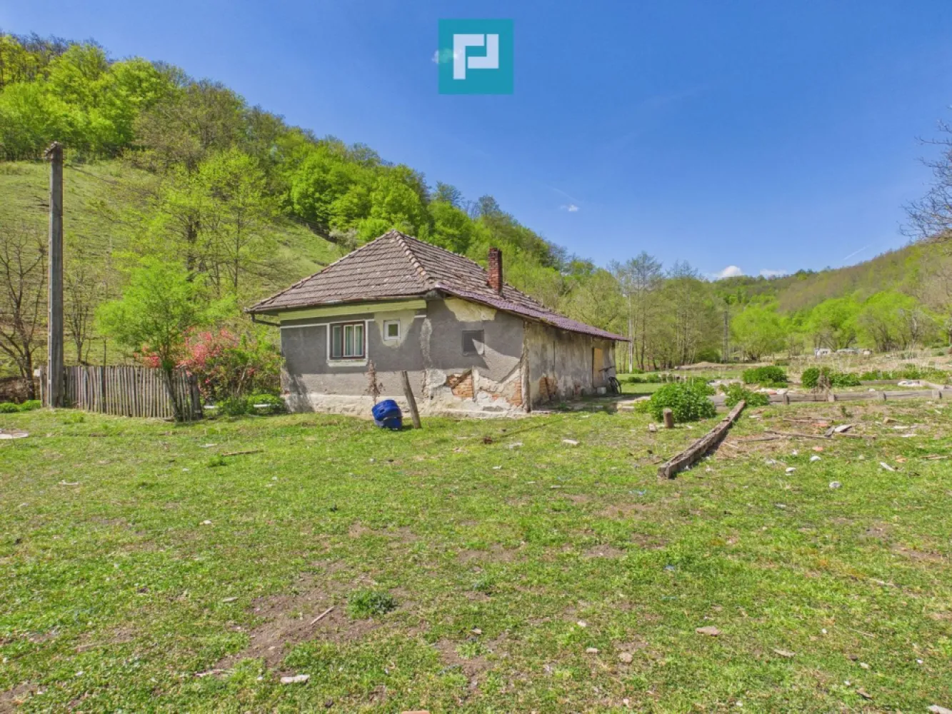 Teren pentru investiții în Luncoiu de Jos - Descoperă o proprietate cu potențial excelent, situată într-o zonă liniștită, cu acces rapid către orașul Brad. O oportunitate ideală pentru dezvoltare rezidențială, agroturistică sau activități recreative.

DATE TEHNICE ALE PROPRIETĂȚII
Tip teren:

Intravilan 6837 mp+ extravilan 6362 mp (pășune) – combinație avantajoasă pentru construcții și activități agricole/recreative.

 Front stradal:

86 metri – vizibilitate foarte bună și acces facil.

 Acces:

Drum de acces amenajat, ușor de parcurs în orice anotimp.

 Utilități disponibile:

Curent electric la limită de proprietate

Fântână proprie pe teren

Pârâu în apropiere, element natural ce poate aduce plus valoare zonei

Posibilitate ulterioară de extindere utilități

AVANTAJELE PROPRIETĂȚII

Zonă foarte liniștită, ideală pentru locuit sau recreere

Aproape de oraș — acces rapid către Brad

Front stradal amplu, perfect pentru dezvoltări viitoare

Teren drept, cu suprafețe ample ce permit multiple proiecte

Cadru natural deosebit, cu verdeață, priveliști frumoase și un mediu nepoluat

PRETABILITĂȚI

Proprietatea se potrivește excelent pentru:

Construcția unei locuințe individuale sau a unui ansamblu de case

Ferma de cai sau alte activități zootehnice (pășune ideală)

Agropensiune / cabană turistică

Activități off-road, ATV, ciclism, agrement în aer liber

Mică fermă gospodărească, livezi sau agricultură ușoară

Spațiu pentru hobby-uri, relaxare și viață aproape de natură

CONTACT

Pentru informații suplimentare, vizionări sau detalii despre proprietate:

Szekeres Carol – Consultant imobiliar Propertylab
Tel 0729 966 649
Email carol.szekeres@propertylab.ro

Cristina Sipea – Consultant imobiliar Propertylab
Tel 0741 688 040
Email cristina.sipea@propertylab.ro
CP2560051