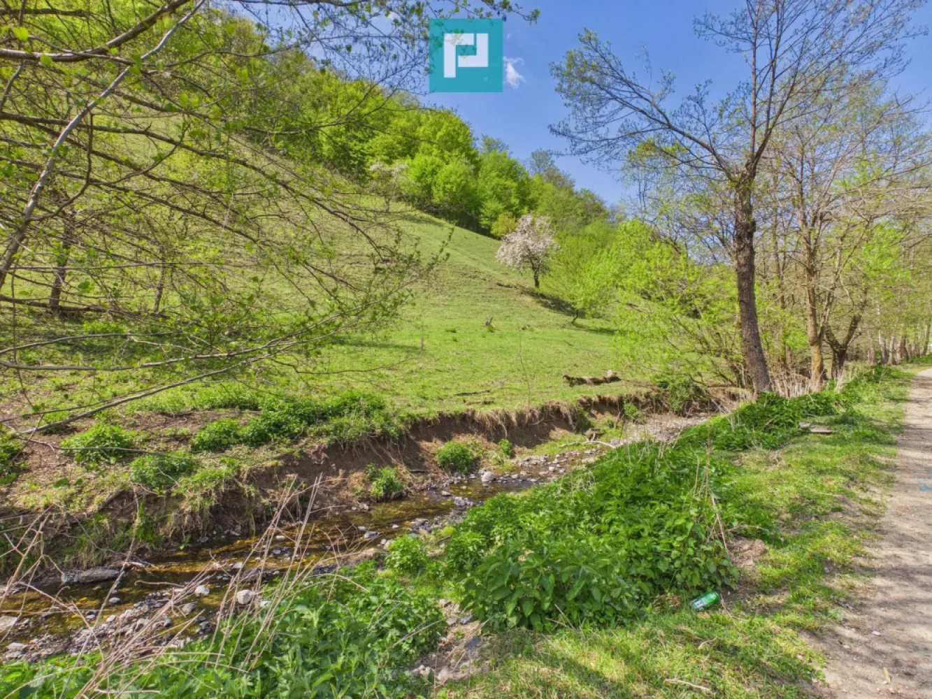 Teren pentru investiții în Luncoiu de Jos - Descoperă o proprietate cu potențial excelent, situată într-o zonă liniștită, cu acces rapid către orașul Brad. O oportunitate ideală pentru dezvoltare rezidențială, agroturistică sau activități recreative.

DATE TEHNICE ALE PROPRIETĂȚII
Tip teren:

Intravilan 6837 mp+ extravilan 6362 mp (pășune) – combinație avantajoasă pentru construcții și activități agricole/recreative.

 Front stradal:

86 metri – vizibilitate foarte bună și acces facil.

 Acces:

Drum de acces amenajat, ușor de parcurs în orice anotimp.

 Utilități disponibile:

Curent electric la limită de proprietate

Fântână proprie pe teren

Pârâu în apropiere, element natural ce poate aduce plus valoare zonei

Posibilitate ulterioară de extindere utilități

AVANTAJELE PROPRIETĂȚII

Zonă foarte liniștită, ideală pentru locuit sau recreere

Aproape de oraș — acces rapid către Brad

Front stradal amplu, perfect pentru dezvoltări viitoare

Teren drept, cu suprafețe ample ce permit multiple proiecte

Cadru natural deosebit, cu verdeață, priveliști frumoase și un mediu nepoluat

PRETABILITĂȚI

Proprietatea se potrivește excelent pentru:

Construcția unei locuințe individuale sau a unui ansamblu de case

Ferma de cai sau alte activități zootehnice (pășune ideală)

Agropensiune / cabană turistică

Activități off-road, ATV, ciclism, agrement în aer liber

Mică fermă gospodărească, livezi sau agricultură ușoară

Spațiu pentru hobby-uri, relaxare și viață aproape de natură

CONTACT

Pentru informații suplimentare, vizionări sau detalii despre proprietate:

Szekeres Carol – Consultant imobiliar Propertylab
Tel 0729 966 649
Email carol.szekeres@propertylab.ro

Cristina Sipea – Consultant imobiliar Propertylab
Tel 0741 688 040
Email cristina.sipea@propertylab.ro
CP2560051