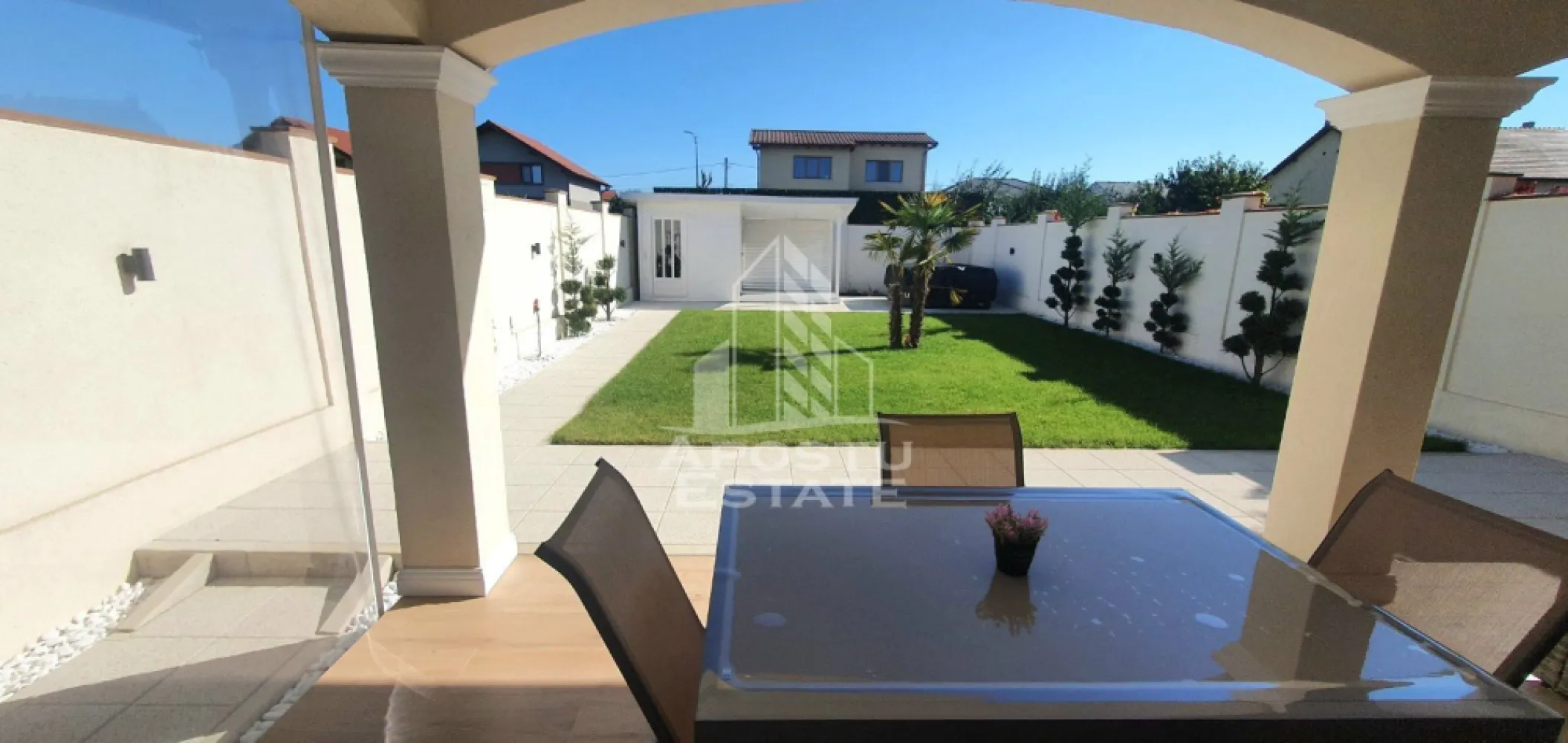 Duplex smart,5 camere,utilat si mobilat lux,Dumbravita Central - Apostu Estate va propune spre vanzare o jumatate de duplex,cu 5 camere,in Dumbravita,zona Centrala.
Constructie noua pe structura P+1,se desfasoara pe o suprafata utila de 140 mp si o suprafata teren de 382 mp.
Compartimentare:
Parter:
-hol acces.
-dormitor/birou.
-living generos cu iesire pe terasa.
-bucatarie inchisa cu iesire pe terasa.
-camera tehnica.
-baie cu cabina de dus.
-terasa acoperita amenajata ca si spatiu pt relaxare,utilata cu masa,canapea si proiector.
-curte spatioasa pavata si amenajata peisagistic cu gazon,pietre naturale,sistem de irigatie automatizat,robot automat tuns gazon.
-gard cu decorativa si iluminat ambiental exterior in toata curtea,anexa pt depozitare si un jacuzzi exterior profesional.
Etaj:
-dormitor matrimonial cu baie proprie,dressing si terasa.
-2dormitoare cu terasa.
-baie cu cada.
-pod pt depozitare.
Confortul termic se realizeaza prin intermediul centralei si al climei,incalzirea este in pardoseala,cu termostat pt fiecare zona.
Casa este smart si beneficiaza de:-alarma.
-supraveghere video.
-2 porti automate cu deschidere din telefon,2 locuri de parcare in interior.
-sisteme de ventilatie cu recuperare caldura.
-sistem de filtrare apa.
-bazin stocare 500L+300L boiler
-finisaje premium,cu atentie deosebita la detalii.
Va oferim consultanta si solutii financiare prin colaboratorii nostrii!
Va asteptam cu drag la o vizionare!