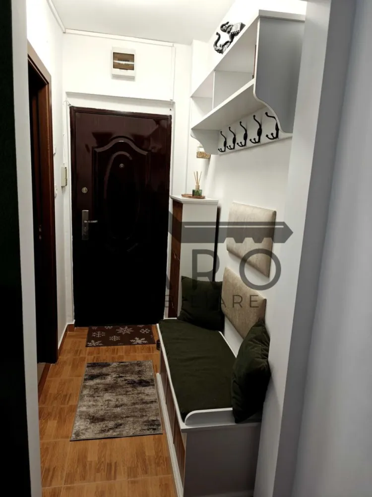 Apartament 2 camere confort 2 - Vand apartament recent renovat si complet mobilat,semidecomodat.
Imediat ocupabil,foarte luminos,situat la etaj 3/4,cartier Dambu Pietros, strada Magurei.
Zona linistita cu doua camere ,bucatarie,hol,baie,balcon inchis, luminos si bine compartimentat,geamuri termopane,cu centrala termica,aer conditionat nou nout,internet-cablu TV,bloc izolat in anul 2024.
Ideal atat pentru locuit ,cat si pentru investitie.