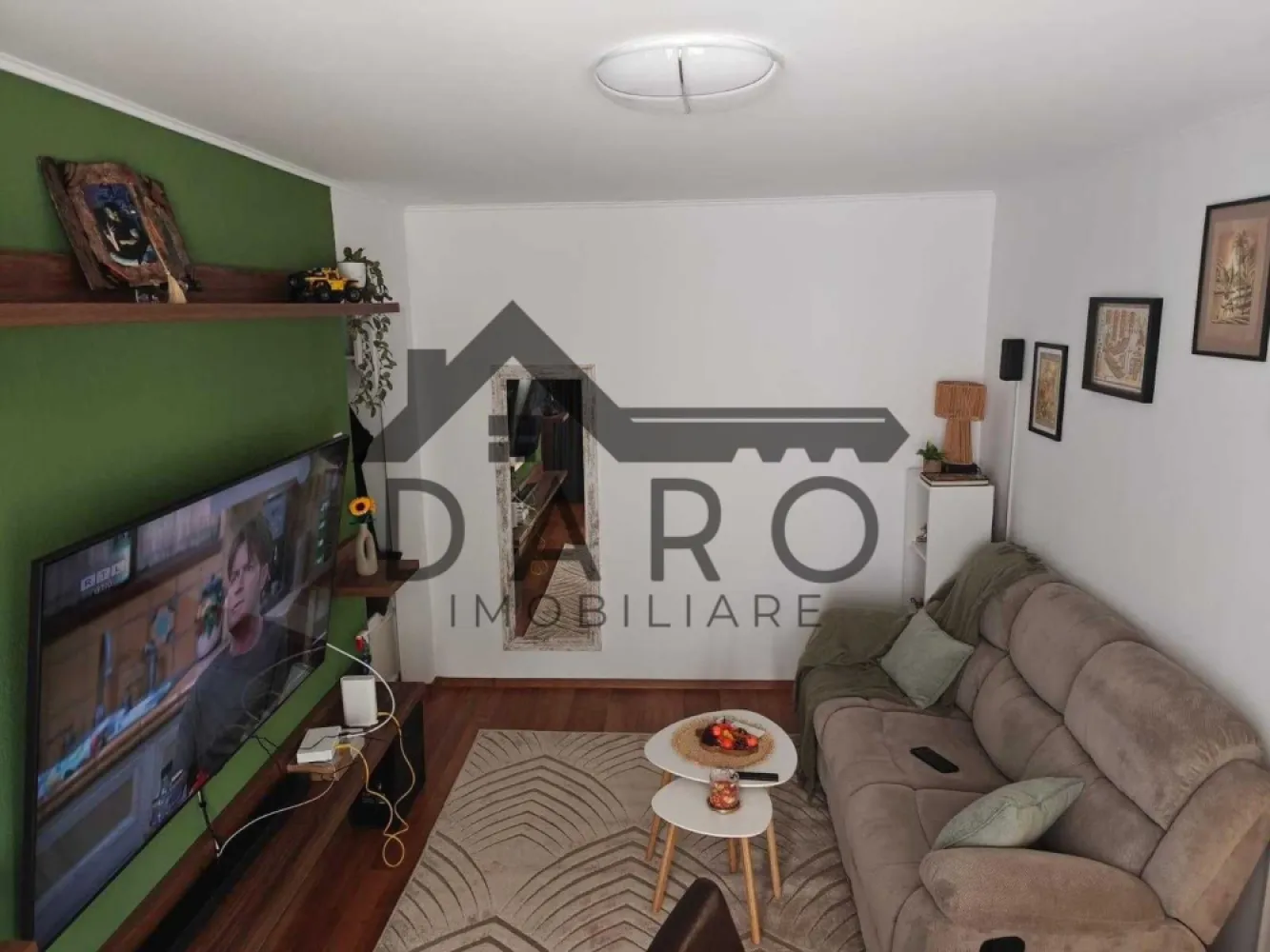 Apartament 2 camere confort 2 - Vand apartament recent renovat si complet mobilat,semidecomodat.
Imediat ocupabil,foarte luminos,situat la etaj 3/4,cartier Dambu Pietros, strada Magurei.
Zona linistita cu doua camere ,bucatarie,hol,baie,balcon inchis, luminos si bine compartimentat,geamuri termopane,cu centrala termica,aer conditionat nou nout,internet-cablu TV,bloc izolat in anul 2024.
Ideal atat pentru locuit ,cat si pentru investitie.