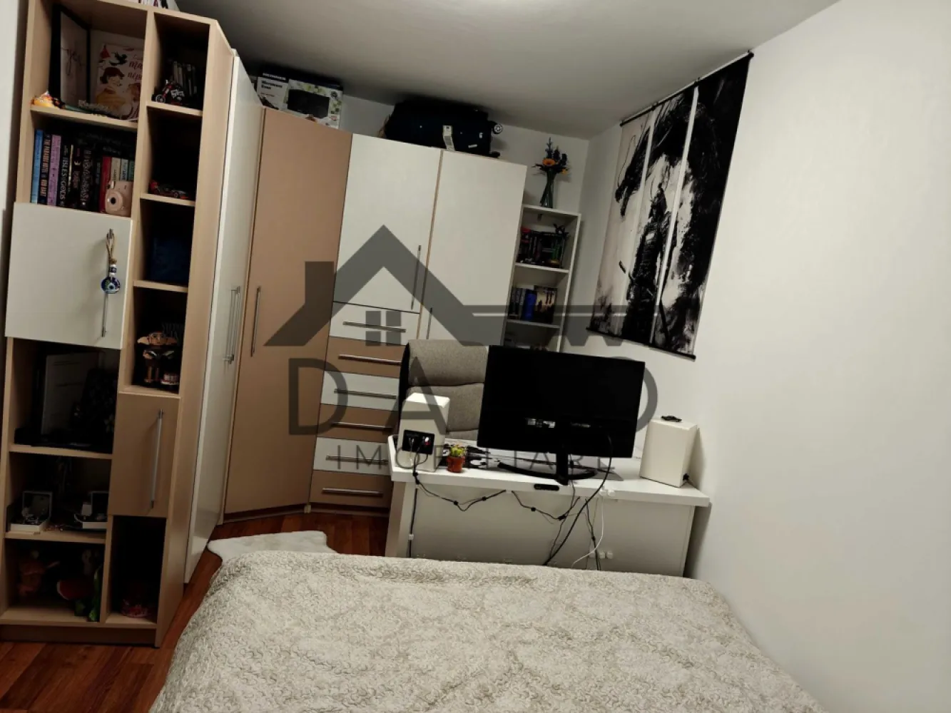 Apartament 2 camere confort 2 - Vand apartament recent renovat si complet mobilat,semidecomodat.
Imediat ocupabil,foarte luminos,situat la etaj 3/4,cartier Dambu Pietros, strada Magurei.
Zona linistita cu doua camere ,bucatarie,hol,baie,balcon inchis, luminos si bine compartimentat,geamuri termopane,cu centrala termica,aer conditionat nou nout,internet-cablu TV,bloc izolat in anul 2024.
Ideal atat pentru locuit ,cat si pentru investitie.