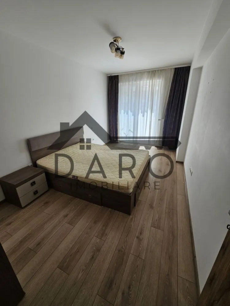 Proprietar Inchiriez apartament doua camere Maurer - Proprietar Inchiriez apartament doua camere Maurer Residence 
Este mobilat/utilat cum se vede in poze.
În prețul afișat intra si o parcare terana (langa bloc) si o boxă depozitare la subsol. Apartamentul este situat la parter 
Se închiriază pe termen lung minim 12 luni.
Compartimentare
-1 baie
-1 dormitor
-1 dressing
-1 living 
-1 bucătărie 

NU SE ACCEPTA ANIMALE DE COMPANIE SI FAMILIE CU COPII! 
NU COLABOREZ CU AGENTII IMOBILIARE! 
Prețul este de 400 euro /luna plus 400 euro garanție.