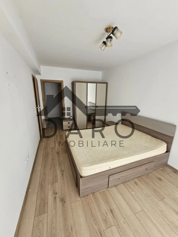 Proprietar Inchiriez apartament doua camere Maurer - Proprietar Inchiriez apartament doua camere Maurer Residence 
Este mobilat/utilat cum se vede in poze.
În prețul afișat intra si o parcare terana (langa bloc) si o boxă depozitare la subsol. Apartamentul este situat la parter 
Se închiriază pe termen lung minim 12 luni.
Compartimentare
-1 baie
-1 dormitor
-1 dressing
-1 living 
-1 bucătărie 

NU SE ACCEPTA ANIMALE DE COMPANIE SI FAMILIE CU COPII! 
NU COLABOREZ CU AGENTII IMOBILIARE! 
Prețul este de 400 euro /luna plus 400 euro garanție.