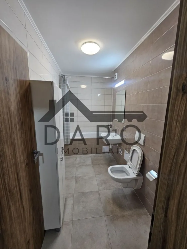 Proprietar Inchiriez apartament doua camere Maurer - Proprietar Inchiriez apartament doua camere Maurer Residence 
Este mobilat/utilat cum se vede in poze.
În prețul afișat intra si o parcare terana (langa bloc) si o boxă depozitare la subsol. Apartamentul este situat la parter 
Se închiriază pe termen lung minim 12 luni.
Compartimentare
-1 baie
-1 dormitor
-1 dressing
-1 living 
-1 bucătărie 

NU SE ACCEPTA ANIMALE DE COMPANIE SI FAMILIE CU COPII! 
NU COLABOREZ CU AGENTII IMOBILIARE! 
Prețul este de 400 euro /luna plus 400 euro garanție.