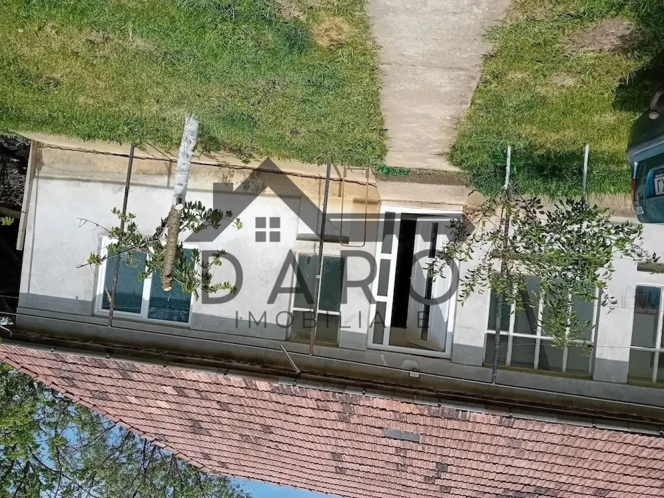 Casa de vinzare - Se vinde casa în localitatea craciunesti sat cornesti. Casa este o construcție extrem de solida. 2 camere bucătărie loc ptru baie. Cămară. Și un antreu. Suprafața terenului 800 mp. La 10 km de tg mures. În partea de vizavii al curții se mai poate înaltă o casa. Sau se poate face etaj. Mansarda pe actual. Pivniță. Și anexe gospodărești. Este o fintina cu un izvor super. Orice seceta sa fie acolo ai apa. Apa potabila de la rețea este la poarta și canalizarea