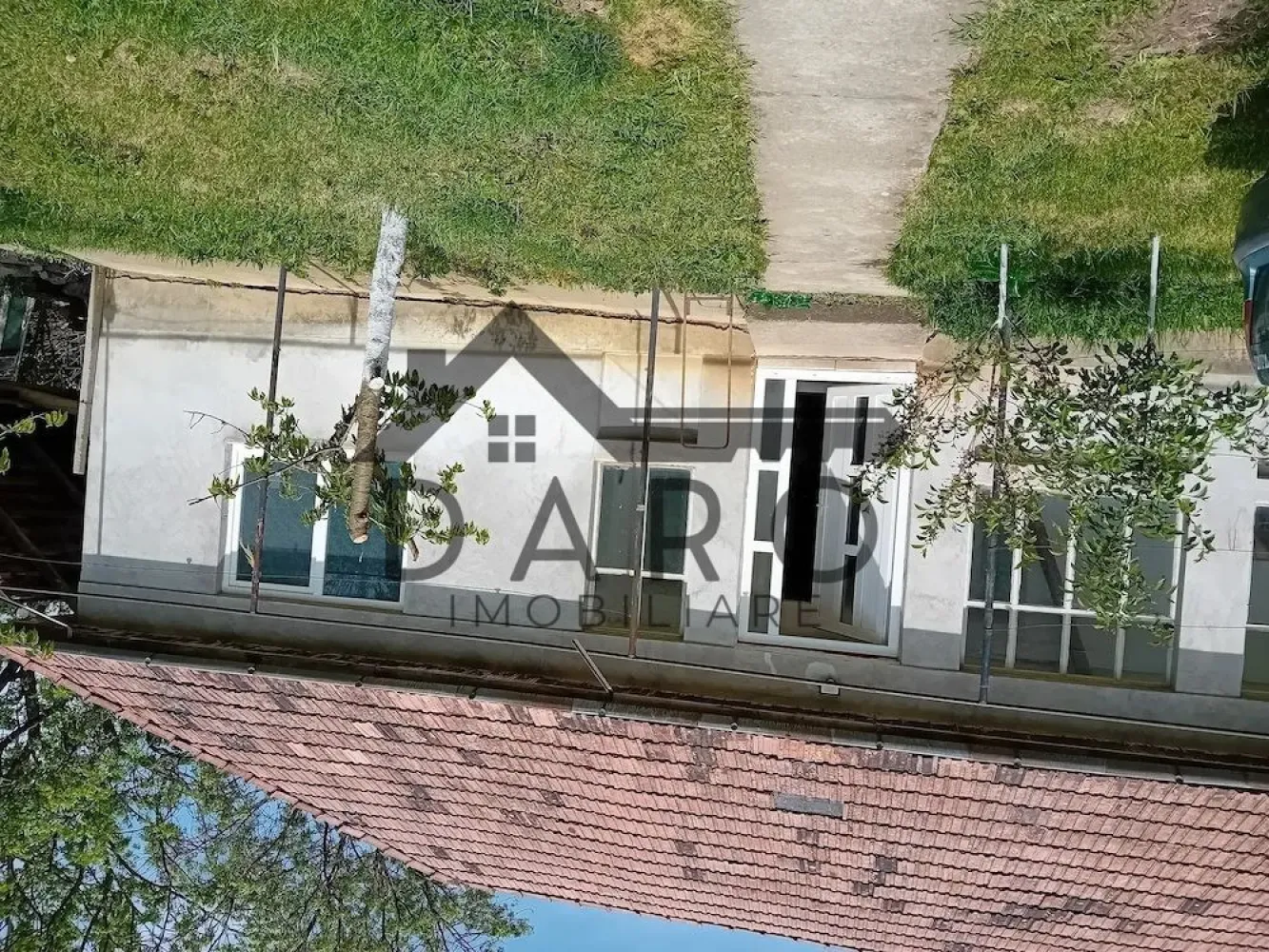Casa de vinzare - Se vinde casa în localitatea craciunesti sat cornesti. Casa este o construcție extrem de solida. 2 camere bucătărie loc ptru baie. Cămară. Și un antreu. Suprafața terenului 800 mp. La 10 km de tg mures. În partea de vizavii al curții se mai poate înaltă o casa. Sau se poate face etaj. Mansarda pe actual. Pivniță. Și anexe gospodărești. Este o fintina cu un izvor super. Orice seceta sa fie acolo ai apa. Apa potabila de la rețea este la poarta și canalizarea