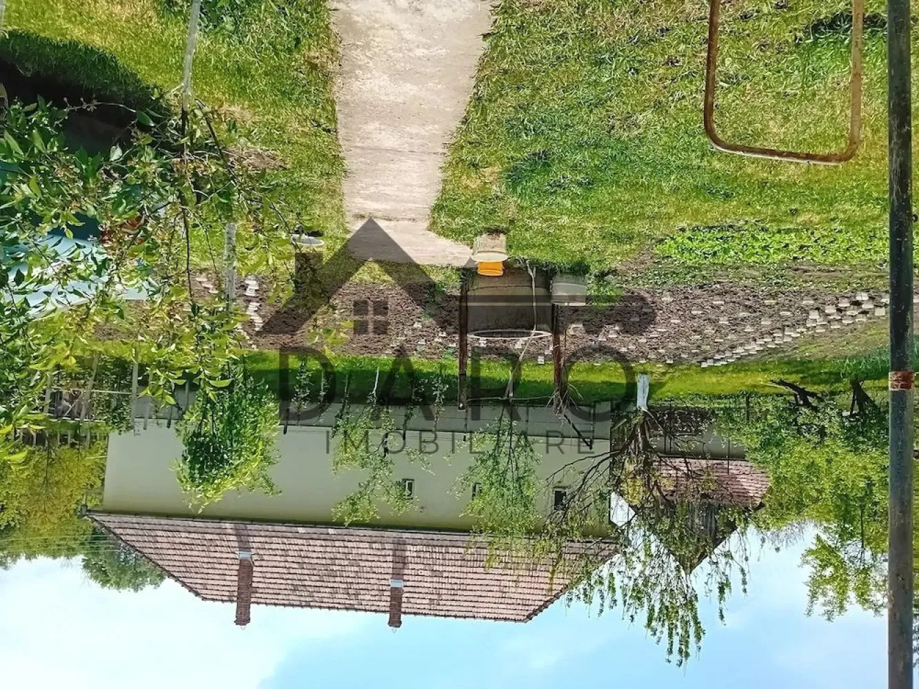 Casa de vinzare - Se vinde casa în localitatea craciunesti sat cornesti. Casa este o construcție extrem de solida. 2 camere bucătărie loc ptru baie. Cămară. Și un antreu. Suprafața terenului 800 mp. La 10 km de tg mures. În partea de vizavii al curții se mai poate înaltă o casa. Sau se poate face etaj. Mansarda pe actual. Pivniță. Și anexe gospodărești. Este o fintina cu un izvor super. Orice seceta sa fie acolo ai apa. Apa potabila de la rețea este la poarta și canalizarea
