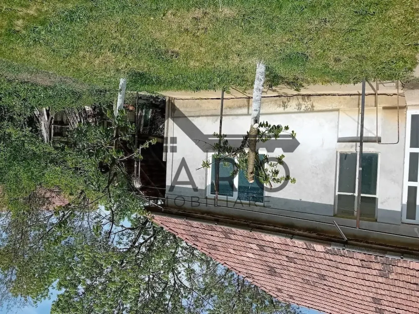 Casa de vinzare - Se vinde casa în localitatea craciunesti sat cornesti. Casa este o construcție extrem de solida. 2 camere bucătărie loc ptru baie. Cămară. Și un antreu. Suprafața terenului 800 mp. La 10 km de tg mures. În partea de vizavii al curții se mai poate înaltă o casa. Sau se poate face etaj. Mansarda pe actual. Pivniță. Și anexe gospodărești. Este o fintina cu un izvor super. Orice seceta sa fie acolo ai apa. Apa potabila de la rețea este la poarta și canalizarea