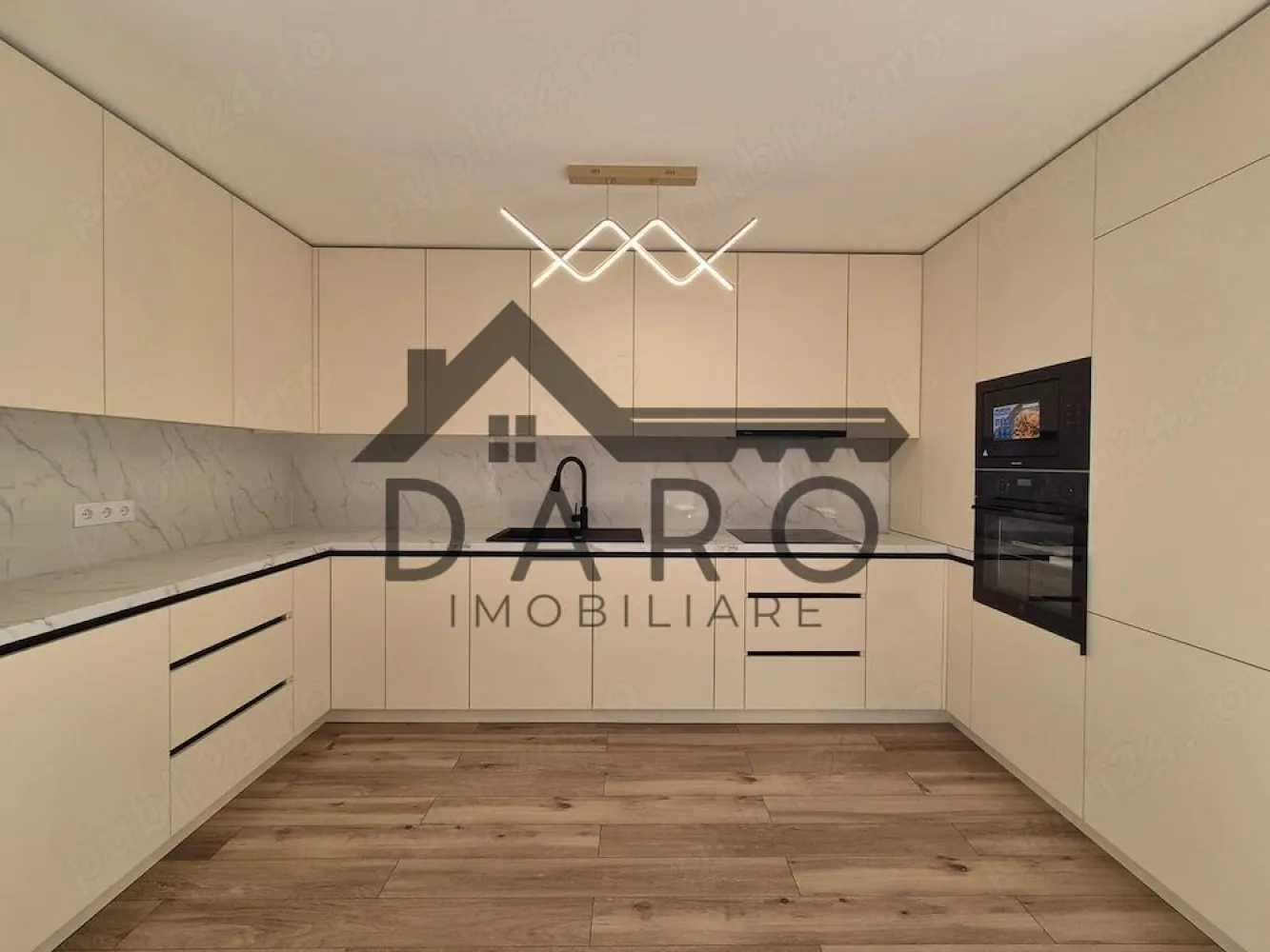 Apartament premium 2 camere cu parcare și boxa incluse - PRIMA ÎNCHIRIERE | Apartament Premium 2 camere | Parcare + Boxă incluse | Unirii

Dacă îți dorești un apartament în care totul este nou și pregătit pentru primul locatar, acesta poate fi noul tău acasă.

Situat în cartierul Unirii, pe strada Prof. Dr. Vasile Săbădeanu, într-un bloc nou, recent finalizat, apartamentul îmbină designul modern, confortul și funcționalitatea într-un spațiu luminos și elegant.

 Suprafață utilă: 58,4 mp
 Terasă: 7,1 mp
 Etaj 1, cu lift
 Loc de parcare inclus
 Boxă pentru depozitare inclusă

Compartimentare:
 Living spațios și luminos
 Bucătărie separată, complet mobilată și utilată
 Dormitor confortabil
 Baie modernă
 Terasă privată

Electrocasnice:
 Mașină de spălat vase Whirlpool
 Frigider Beko
 Plită Beko
 Cuptor electric Electrolux
 Mașină de spălat haine Beko
 Uscător de haine Beko

Avantaje:
 Prima închiriere
 Mobilier și electrocasnice noi
 Bloc nou cu lift
 Costuri reduse de întreținere
 Zonă liniștită și acces facil către oraș
 Parcare și boxă incluse în preț

 Chirie: 550 lună
 Garanție: 2 luni

Un apartament amenajat cu atenție la detalii, ideal pentru o persoană sau un cuplu care apreciază confortul, calitatea și liniștea.

Pentru detalii și programarea unei vizionări, vă stau cu drag la dispoziție.