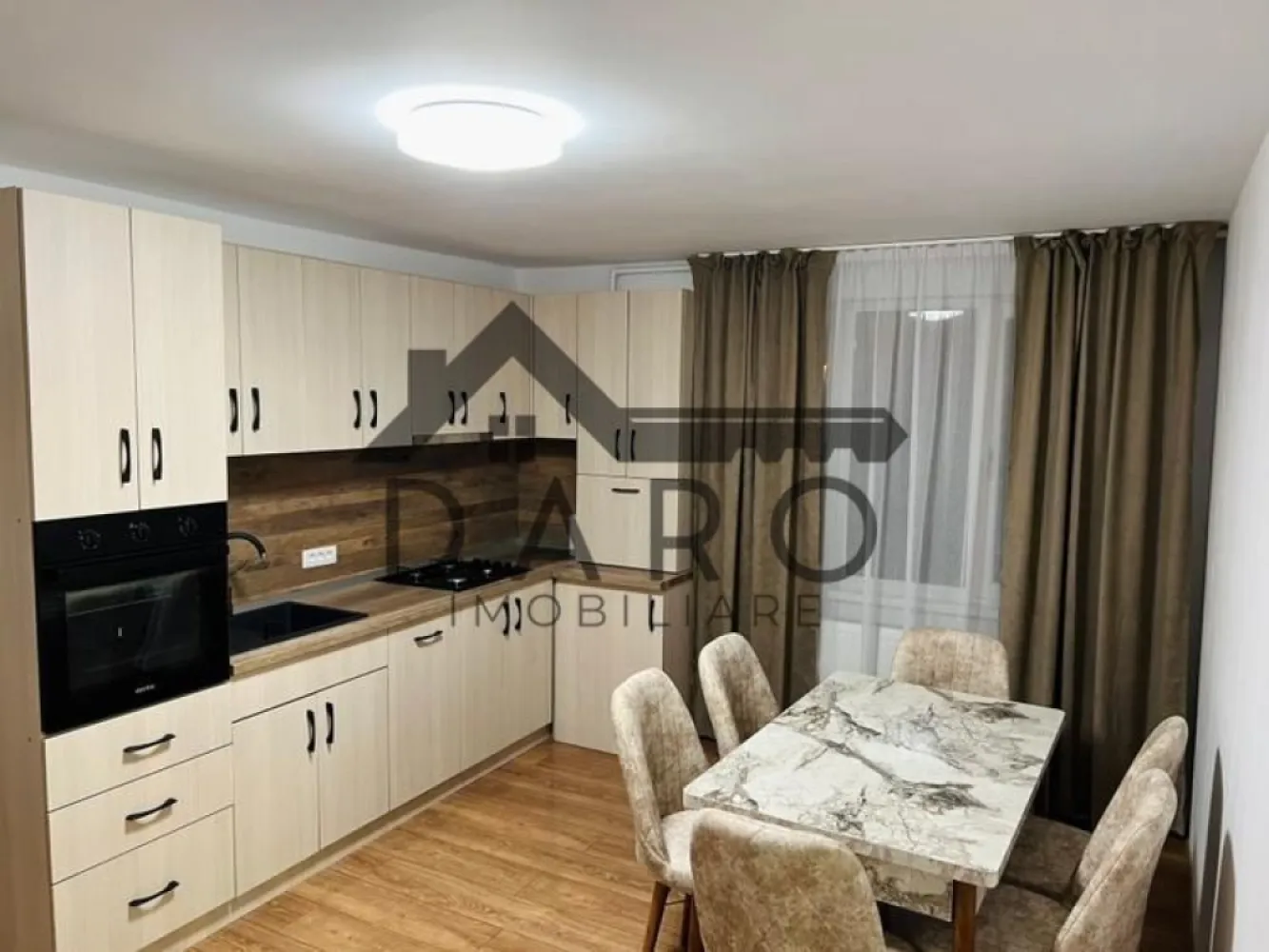 Apartament 2 camere, 50 mp, str. Libertății (semicentral) - Închiriez apartament cu 2 camere, situat în Târgu Mureș, zona Libertății, zona Darina, într-un bloc cu 3 etaje, reabilitat termic in 2025 cu proiect.

Apartamentul are o suprafață de 50 mp și este compartimentat practic: două camere utilate tip dormitor, bucătărie spațioasă tip open-space, baie și hol. Se află la parter, într-o zonă liniștită, cu locatari civilizați.

Locuința a fost renovată complet relativ recent, inclusiv instalația electrică, finisajele interioare, glet/lavabil, baie complet renovată și calorifere noi. Dispune de centrală proprie pe gaz, iar datorită reabilitării termice consumul este redus.

Apartamentul este mobilat și utilat complet, fiind pregătit pentru mutare. Bucătăria este realizată la comandă și este dotată cu mașină de spălat vase încorporată, mașină de spălat haine, combină frigorifică, plită, hotă și spații de depozitare. Baia este dotată cu cabină de duș.

Dotări suplimentare: TV, internet tras cu Wi-Fi instalat, spații de depozitare și mobilier complet.

În zonă se găsesc relativ ușor locuri de parcare.

Apartamentul este disponibil începând cu aproximativ 15.06.2026, dar poate fi vizionat oricând.

Preț: 400 euro/lună
Garanție: o lună

Pentru detalii suplimentare sau programarea unei vizionări, mă puteți contacta telefonic.