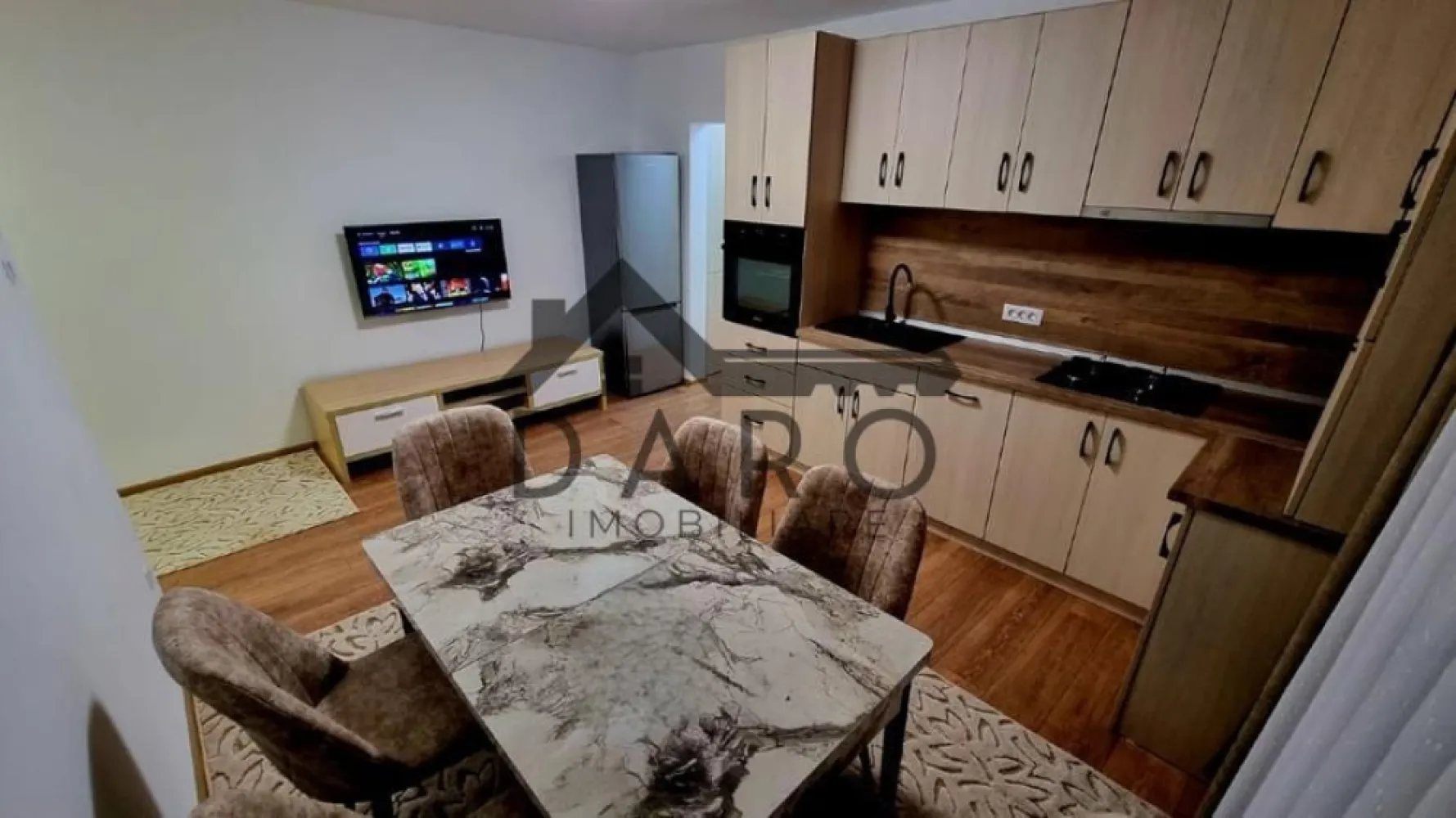 Apartament 2 camere, 50 mp, str. Libertății (semicentral) - Închiriez apartament cu 2 camere, situat în Târgu Mureș, zona Libertății, zona Darina, într-un bloc cu 3 etaje, reabilitat termic in 2025 cu proiect.

Apartamentul are o suprafață de 50 mp și este compartimentat practic: două camere utilate tip dormitor, bucătărie spațioasă tip open-space, baie și hol. Se află la parter, într-o zonă liniștită, cu locatari civilizați.

Locuința a fost renovată complet relativ recent, inclusiv instalația electrică, finisajele interioare, glet/lavabil, baie complet renovată și calorifere noi. Dispune de centrală proprie pe gaz, iar datorită reabilitării termice consumul este redus.

Apartamentul este mobilat și utilat complet, fiind pregătit pentru mutare. Bucătăria este realizată la comandă și este dotată cu mașină de spălat vase încorporată, mașină de spălat haine, combină frigorifică, plită, hotă și spații de depozitare. Baia este dotată cu cabină de duș.

Dotări suplimentare: TV, internet tras cu Wi-Fi instalat, spații de depozitare și mobilier complet.

În zonă se găsesc relativ ușor locuri de parcare.

Apartamentul este disponibil începând cu aproximativ 15.06.2026, dar poate fi vizionat oricând.

Preț: 400 euro/lună
Garanție: o lună

Pentru detalii suplimentare sau programarea unei vizionări, mă puteți contacta telefonic.