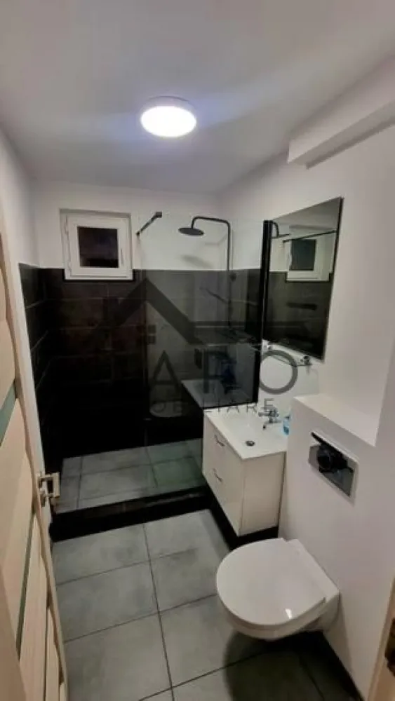 Apartament 2 camere, 50 mp, str. Libertății (semicentral) - Închiriez apartament cu 2 camere, situat în Târgu Mureș, zona Libertății, zona Darina, într-un bloc cu 3 etaje, reabilitat termic in 2025 cu proiect.

Apartamentul are o suprafață de 50 mp și este compartimentat practic: două camere utilate tip dormitor, bucătărie spațioasă tip open-space, baie și hol. Se află la parter, într-o zonă liniștită, cu locatari civilizați.

Locuința a fost renovată complet relativ recent, inclusiv instalația electrică, finisajele interioare, glet/lavabil, baie complet renovată și calorifere noi. Dispune de centrală proprie pe gaz, iar datorită reabilitării termice consumul este redus.

Apartamentul este mobilat și utilat complet, fiind pregătit pentru mutare. Bucătăria este realizată la comandă și este dotată cu mașină de spălat vase încorporată, mașină de spălat haine, combină frigorifică, plită, hotă și spații de depozitare. Baia este dotată cu cabină de duș.

Dotări suplimentare: TV, internet tras cu Wi-Fi instalat, spații de depozitare și mobilier complet.

În zonă se găsesc relativ ușor locuri de parcare.

Apartamentul este disponibil începând cu aproximativ 15.06.2026, dar poate fi vizionat oricând.

Preț: 400 euro/lună
Garanție: o lună

Pentru detalii suplimentare sau programarea unei vizionări, mă puteți contacta telefonic.
