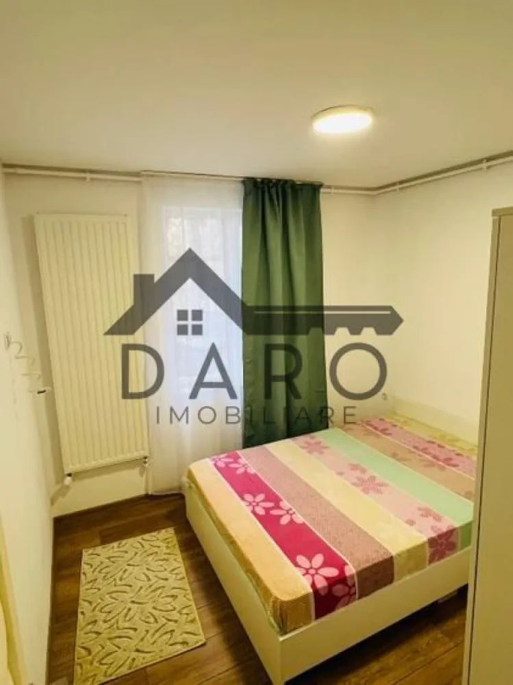 Apartament 2 camere, 50 mp, str. Libertății (semicentral) - Închiriez apartament cu 2 camere, situat în Târgu Mureș, zona Libertății, zona Darina, într-un bloc cu 3 etaje, reabilitat termic in 2025 cu proiect.

Apartamentul are o suprafață de 50 mp și este compartimentat practic: două camere utilate tip dormitor, bucătărie spațioasă tip open-space, baie și hol. Se află la parter, într-o zonă liniștită, cu locatari civilizați.

Locuința a fost renovată complet relativ recent, inclusiv instalația electrică, finisajele interioare, glet/lavabil, baie complet renovată și calorifere noi. Dispune de centrală proprie pe gaz, iar datorită reabilitării termice consumul este redus.

Apartamentul este mobilat și utilat complet, fiind pregătit pentru mutare. Bucătăria este realizată la comandă și este dotată cu mașină de spălat vase încorporată, mașină de spălat haine, combină frigorifică, plită, hotă și spații de depozitare. Baia este dotată cu cabină de duș.

Dotări suplimentare: TV, internet tras cu Wi-Fi instalat, spații de depozitare și mobilier complet.

În zonă se găsesc relativ ușor locuri de parcare.

Apartamentul este disponibil începând cu aproximativ 15.06.2026, dar poate fi vizionat oricând.

Preț: 400 euro/lună
Garanție: o lună

Pentru detalii suplimentare sau programarea unei vizionări, mă puteți contacta telefonic.